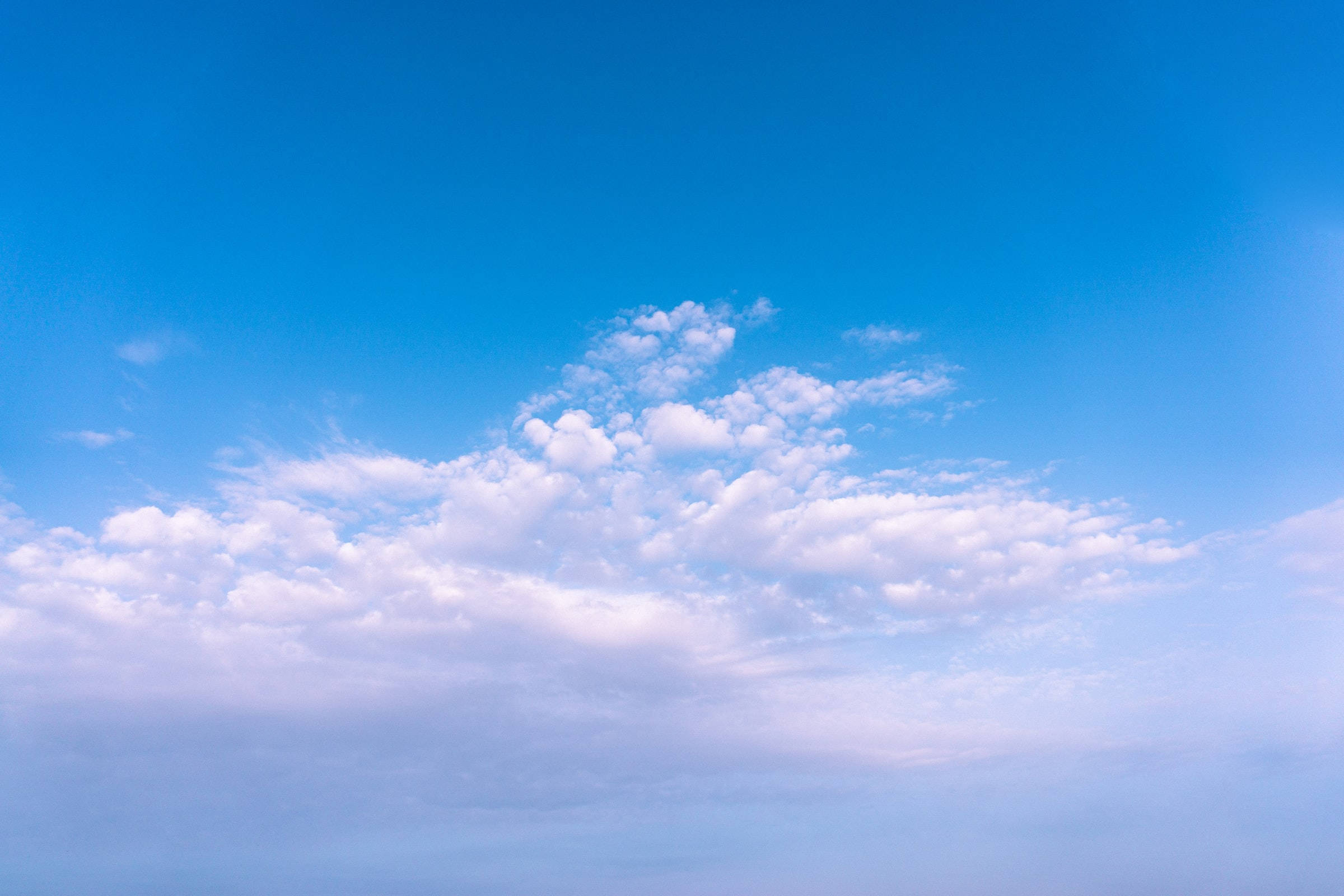 Día soleado y tranquilo bajo el cielo nublado Fondos de pantalla