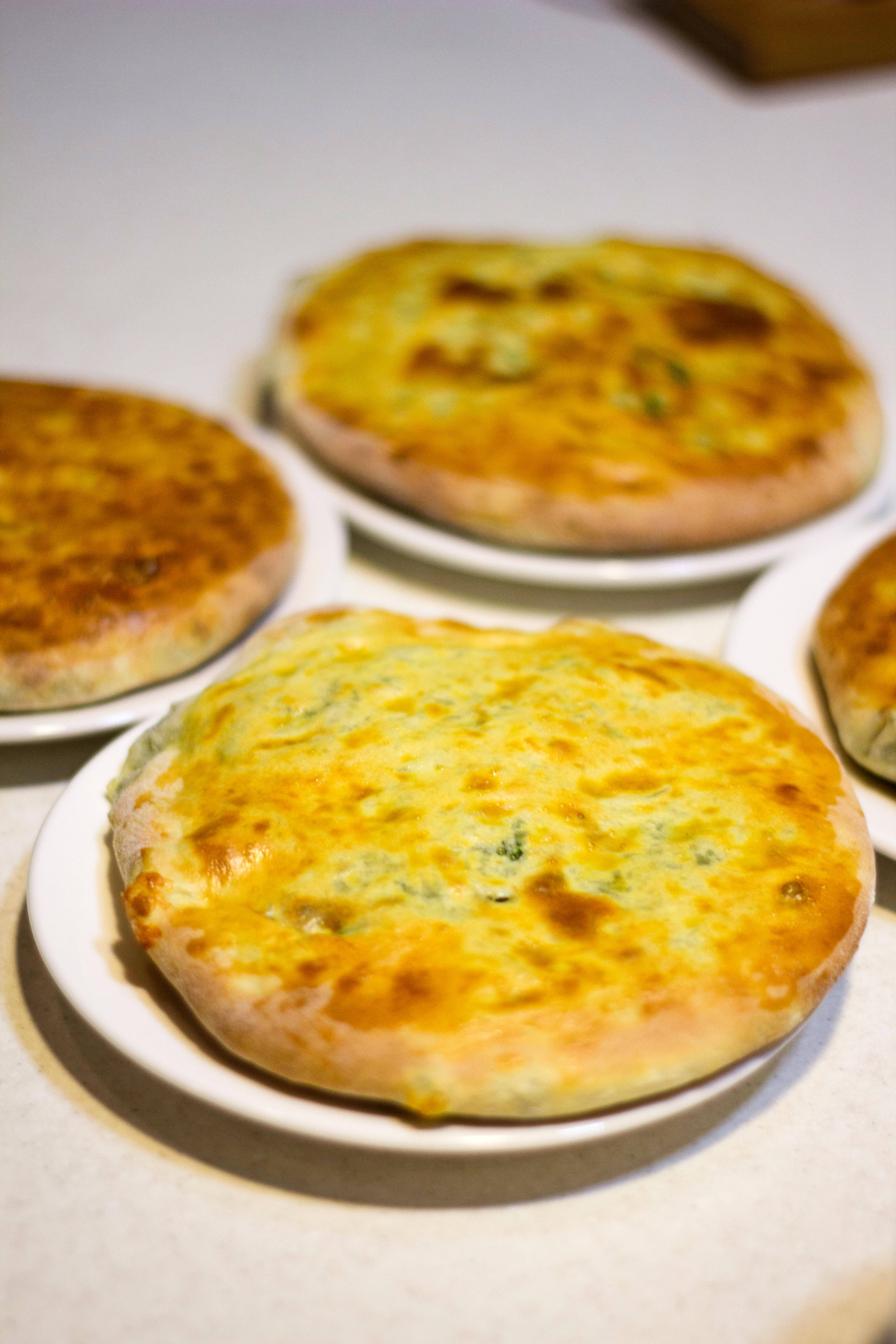 Diferentes panes de khachapuri imeretiano horneados Fondos de pantalla