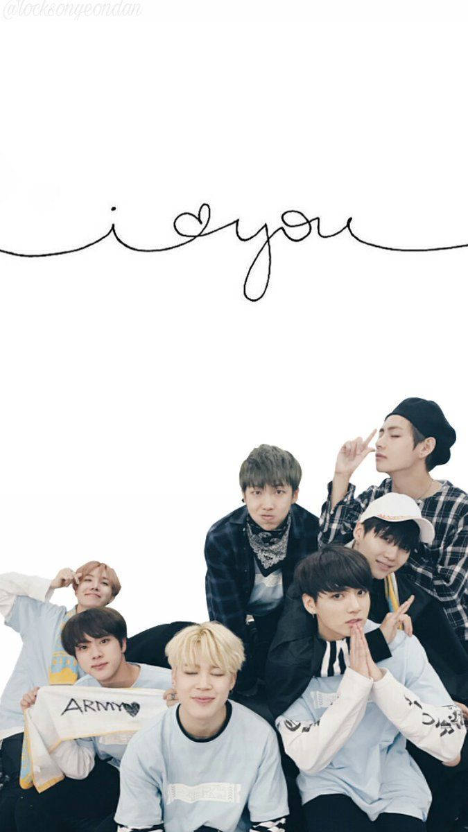 Miembros de la boyband BTS: V, Jungkook, Jimin, Suga, Jin, RM y J-Hope con atuendo casual blanco y fondo minimalista.