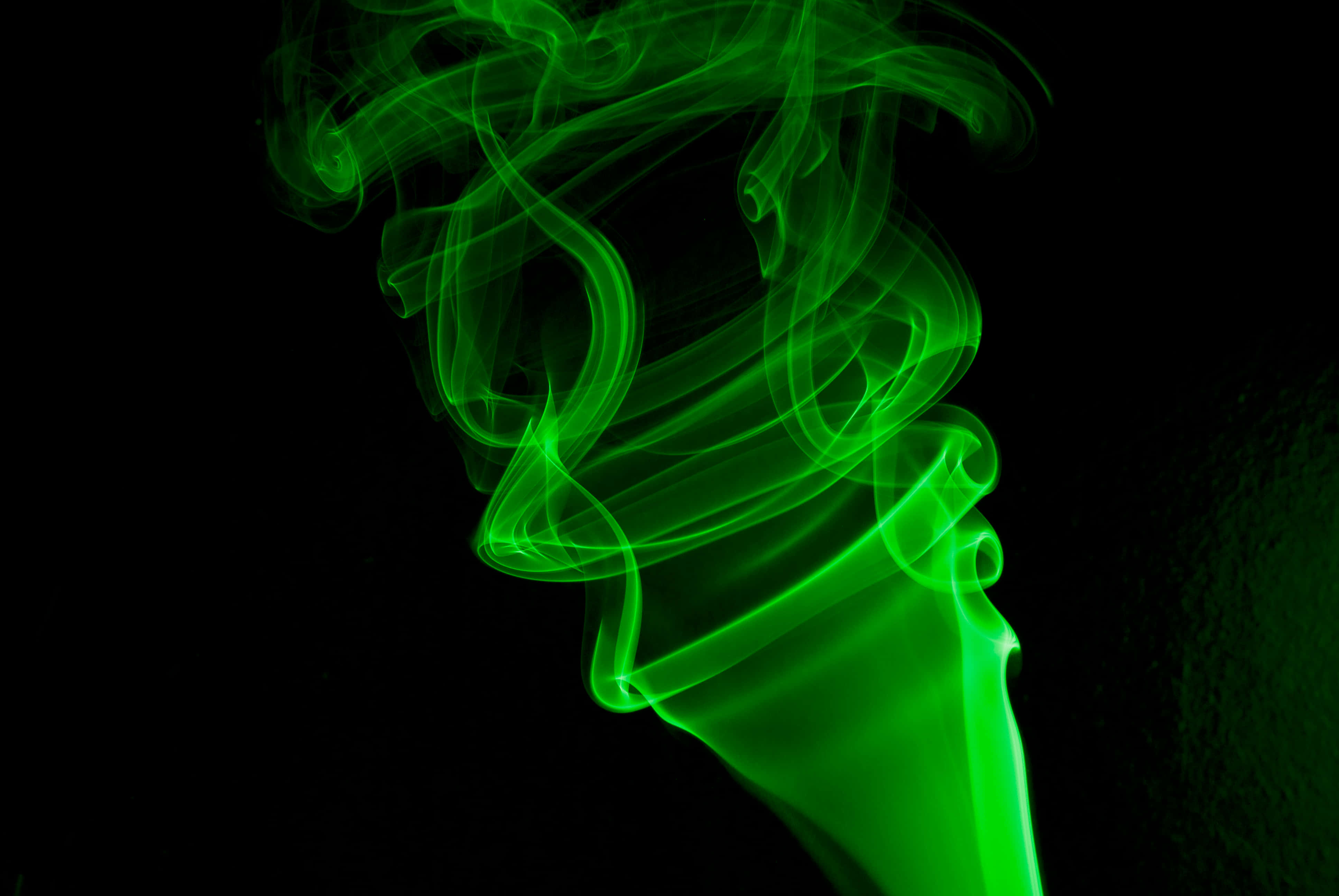 Diseño de humo verde misterioso sobre fondo oscuro Fondos de pantalla