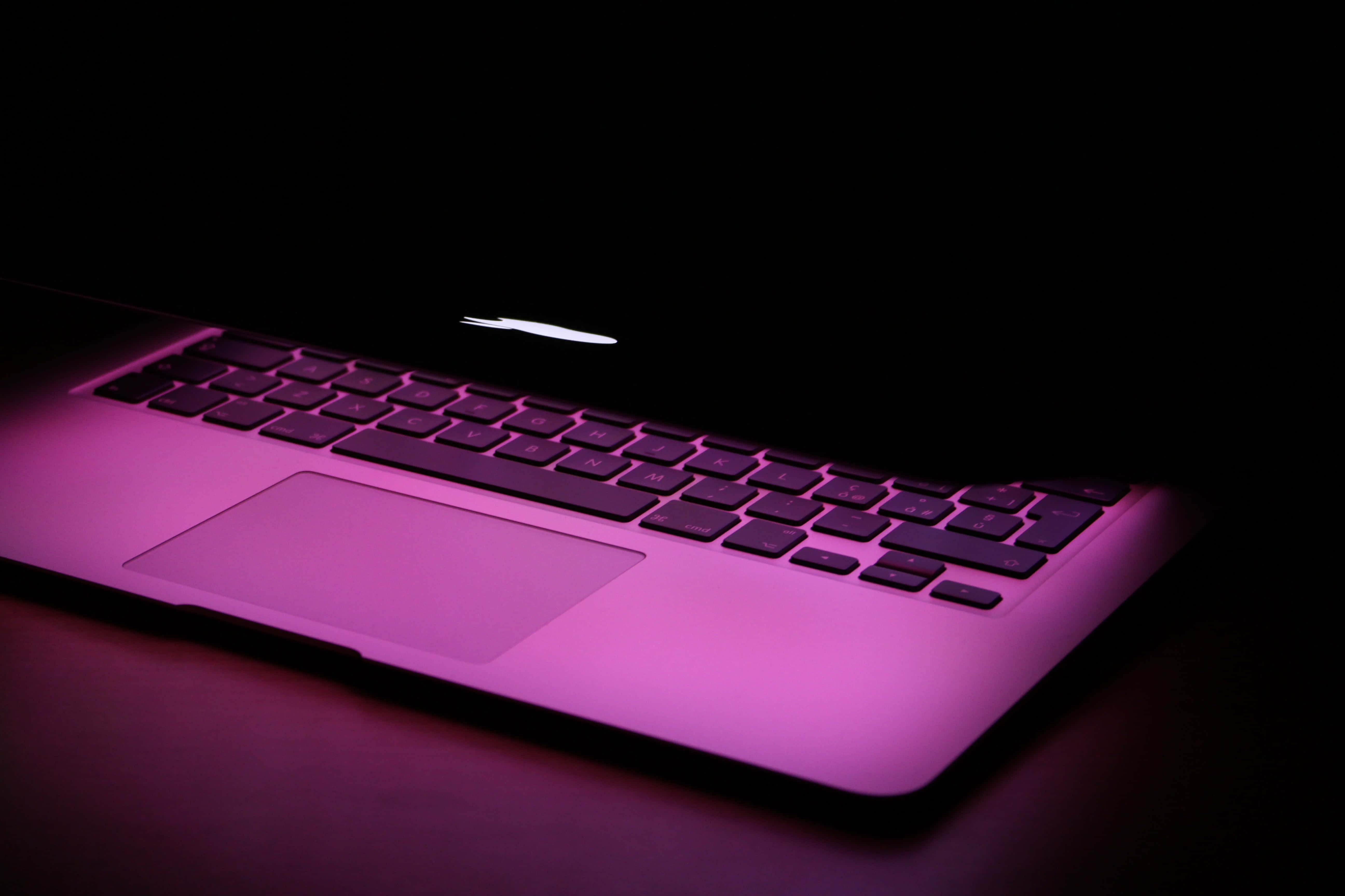 Diseño estético minimalista con una laptop Macbook Fondos de pantalla