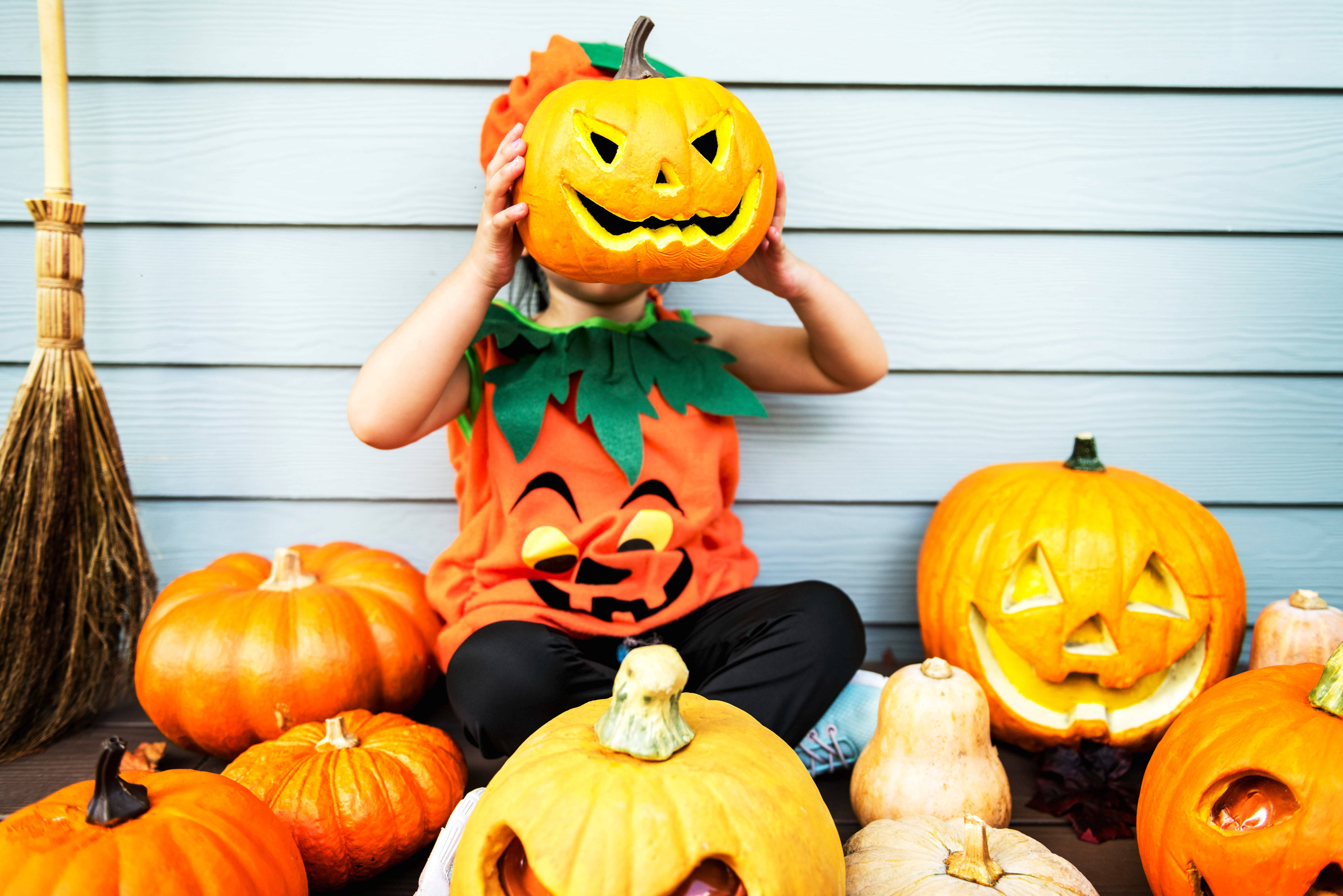 Disfraz de Niño de Halloween con Calabaza Jack O' Lantern Fondos de pantalla
