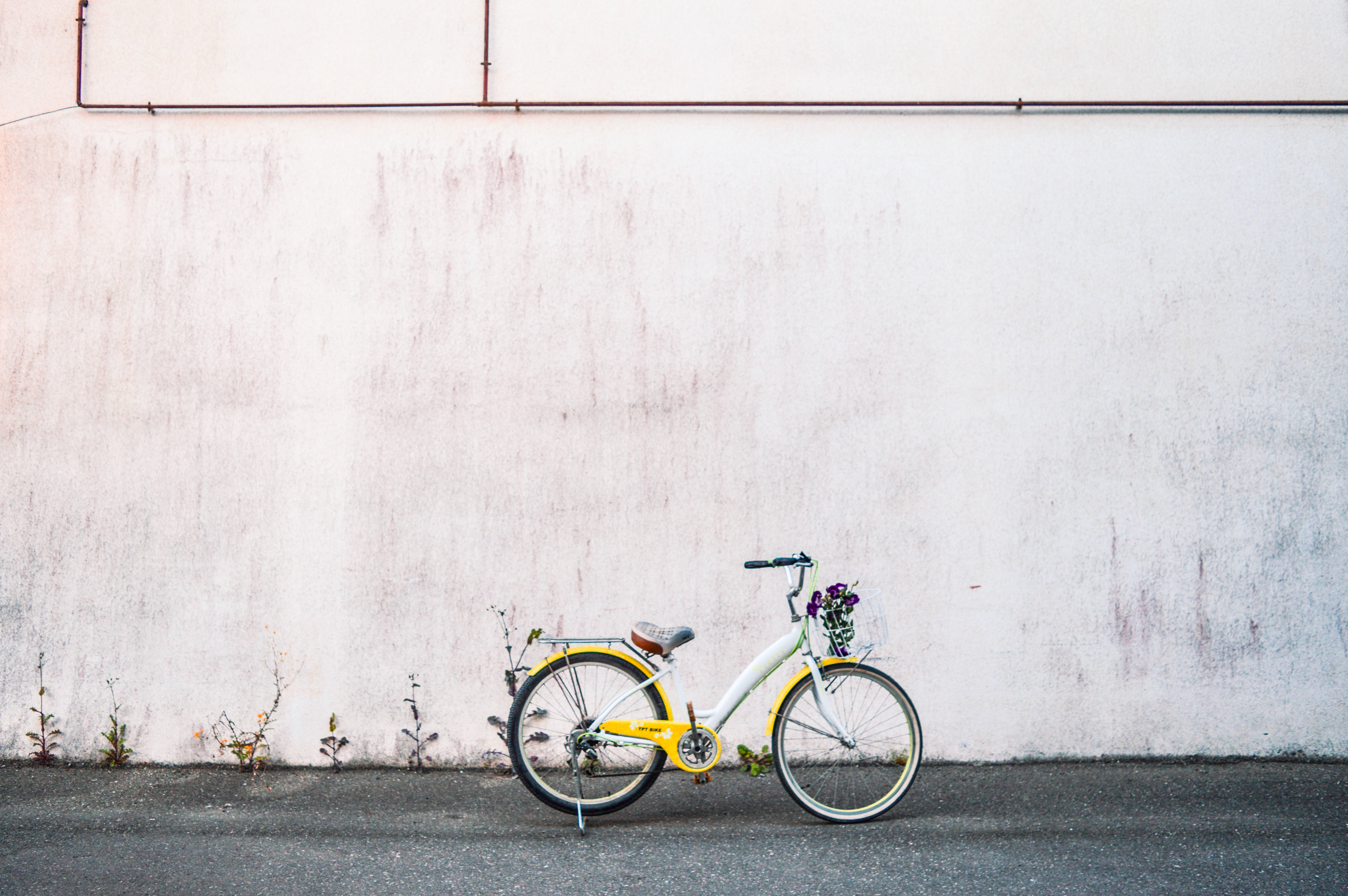 Disfruta Andar en Bicicleta con una Bici Urbana Amarilla Fondos de pantalla