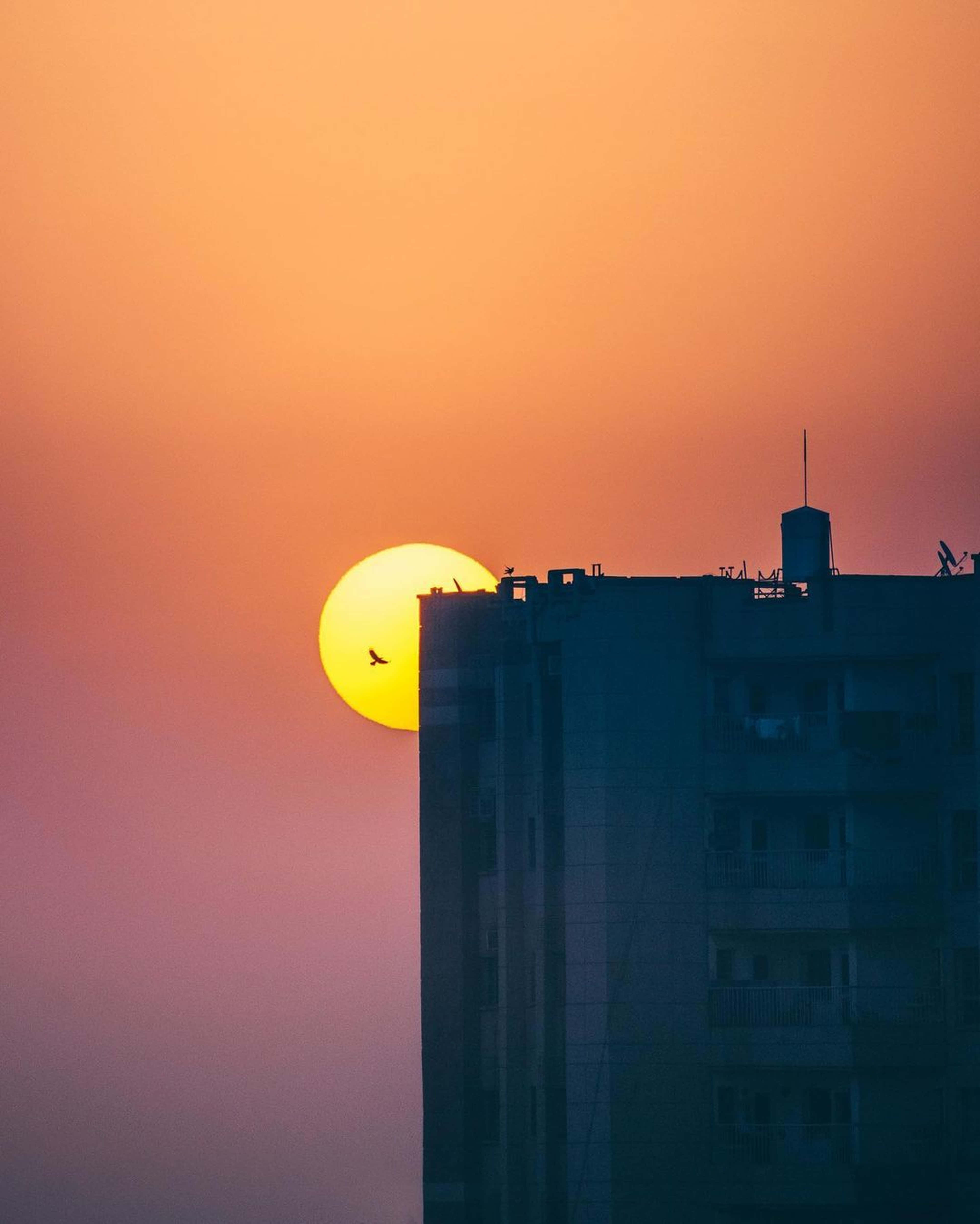 Disfruta de un hermoso atardecer sobre el cielo abierto Fondos de pantalla