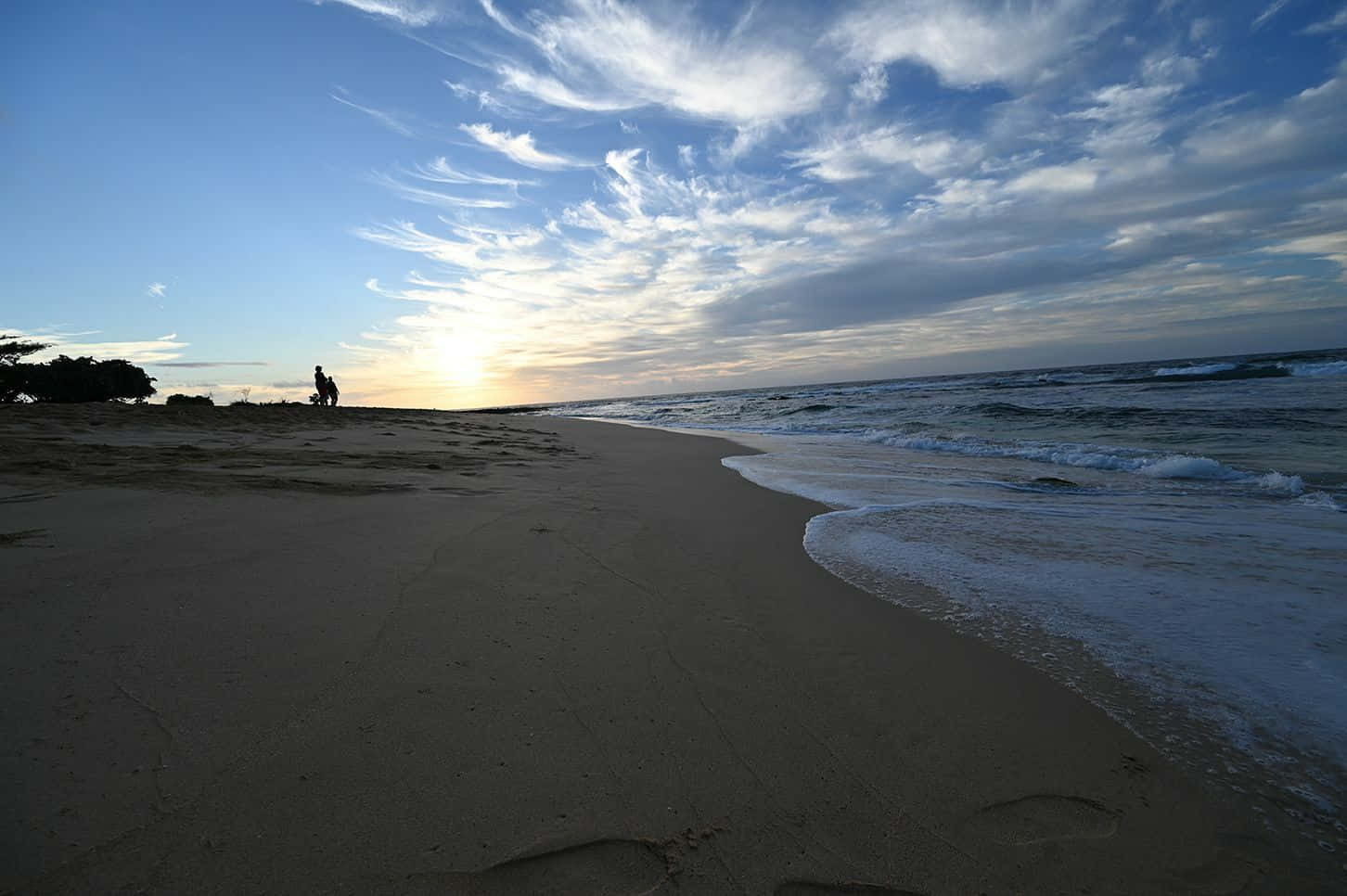 Disfruta de un hermoso amanecer sobre el horizonte Fondos de pantalla