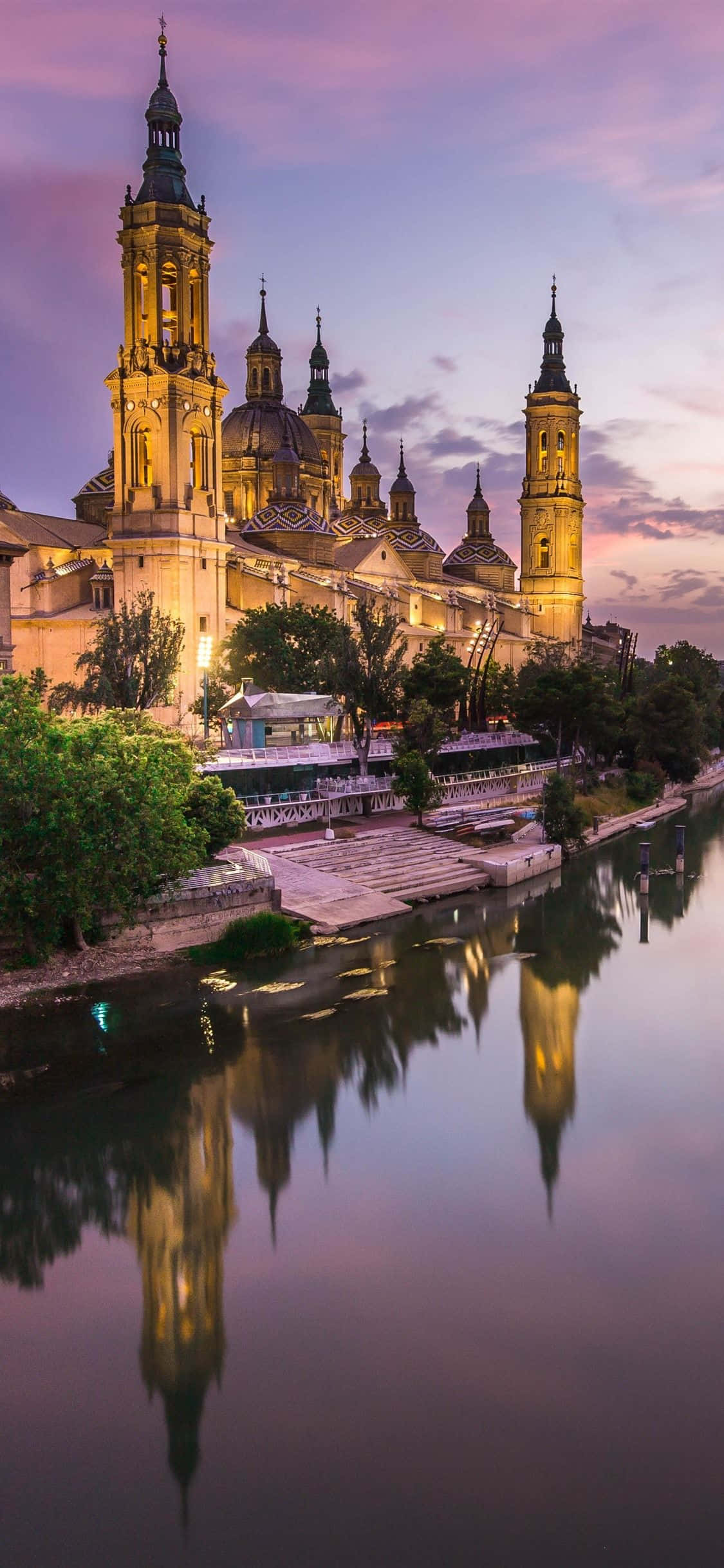 Disfruta de un hermoso atardecer sobre las colinas onduladas de España Fondos de pantalla