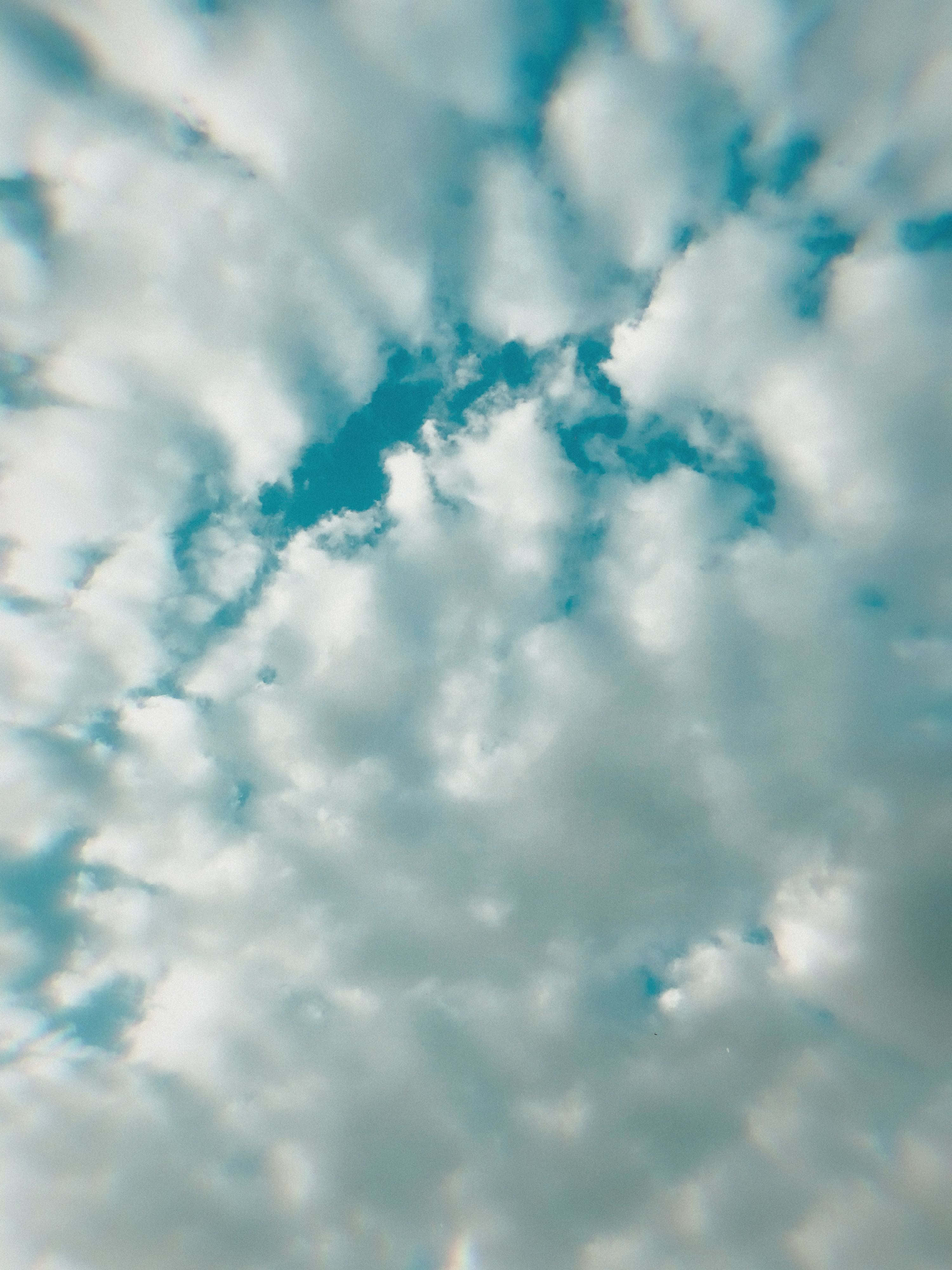 Disfruta de un momento de paz contemplando la hermosa vista del cielo azul claro con nubes blancas. Fondos de pantalla