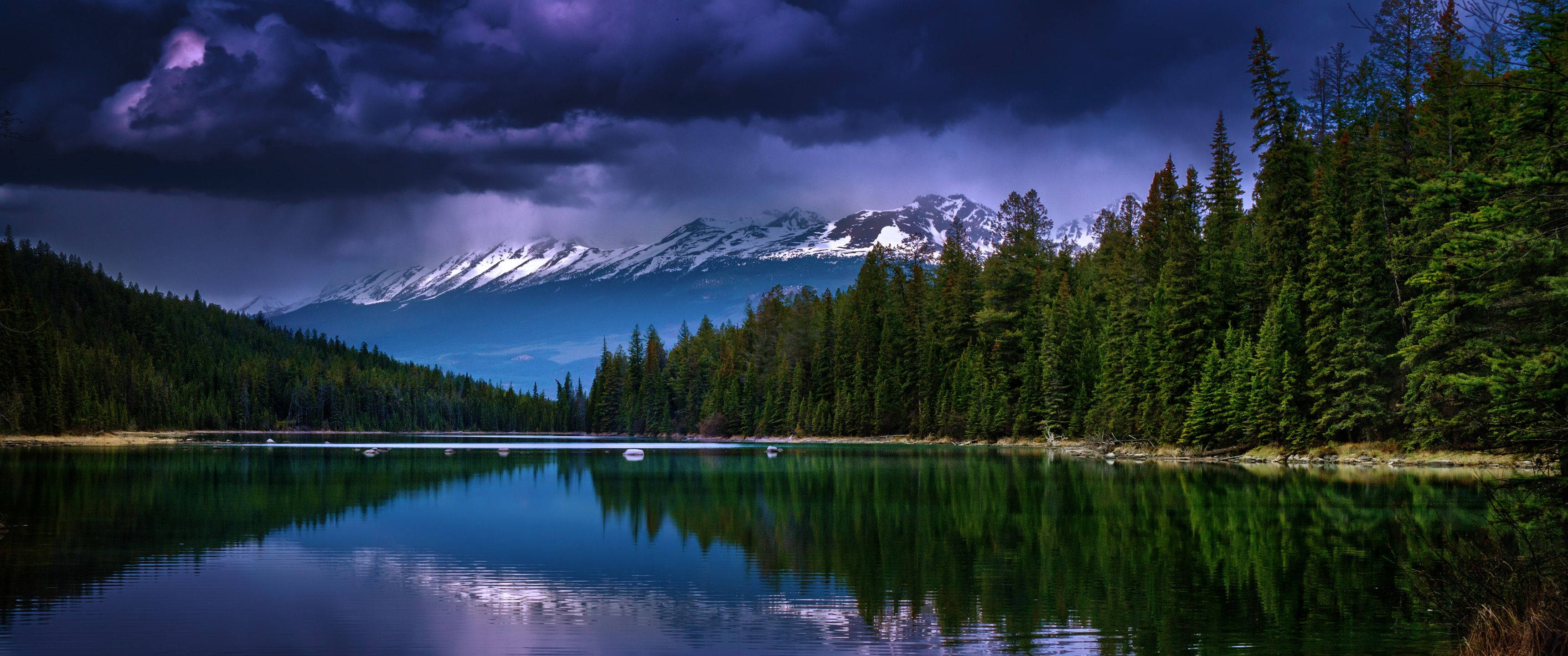 Disfruta de un paisaje natural prístino con tonos azules en ultraancho 3440x1440 Fondos de pantalla