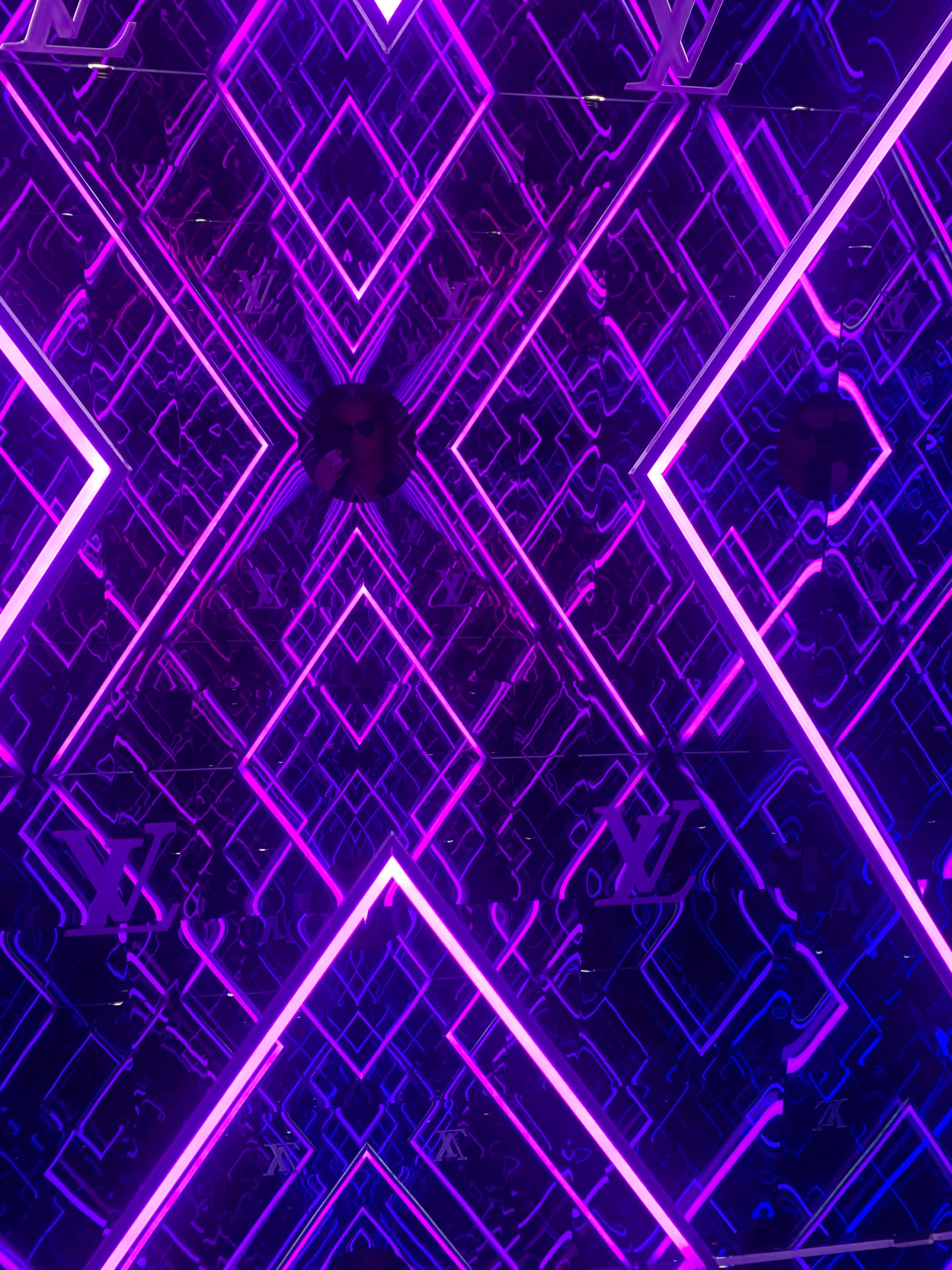 Disfruta de un vibrante fondo neón púrpura. Fondos de pantalla