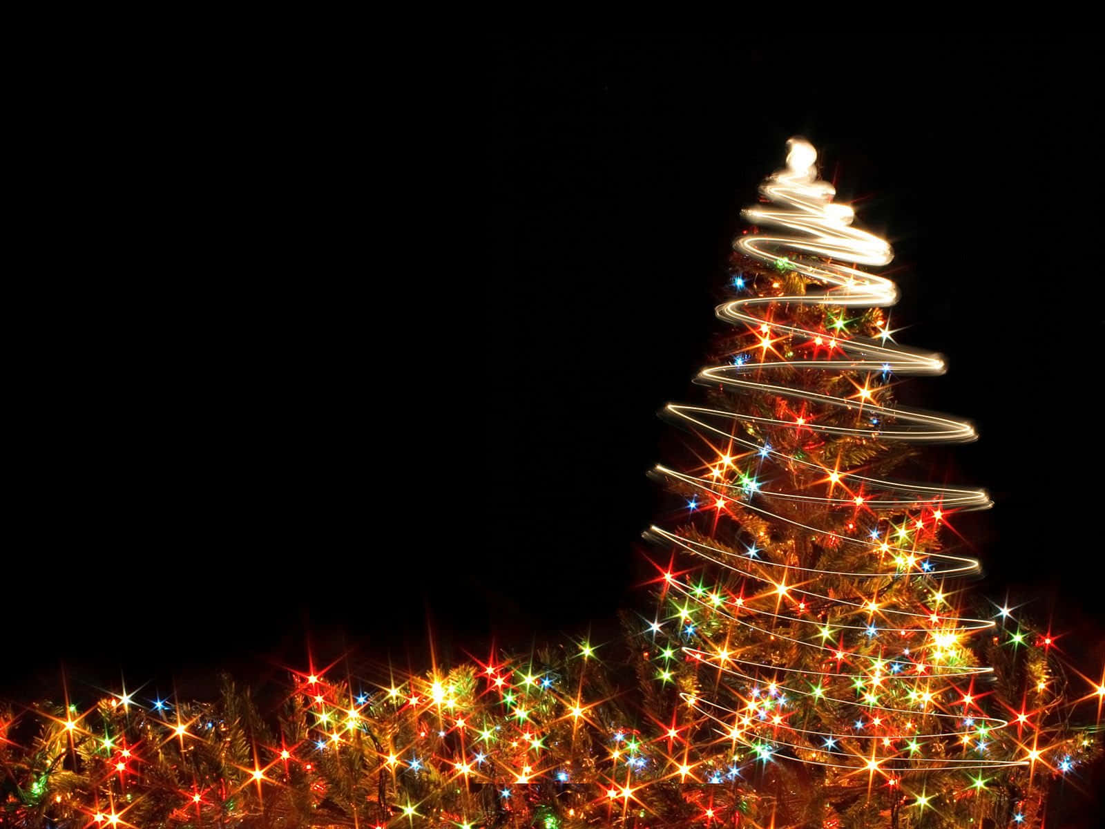 Disfruta el Espíritu Navideño en Familia – Luces Navideñas Iluminan tu Hogar Fondos de pantalla