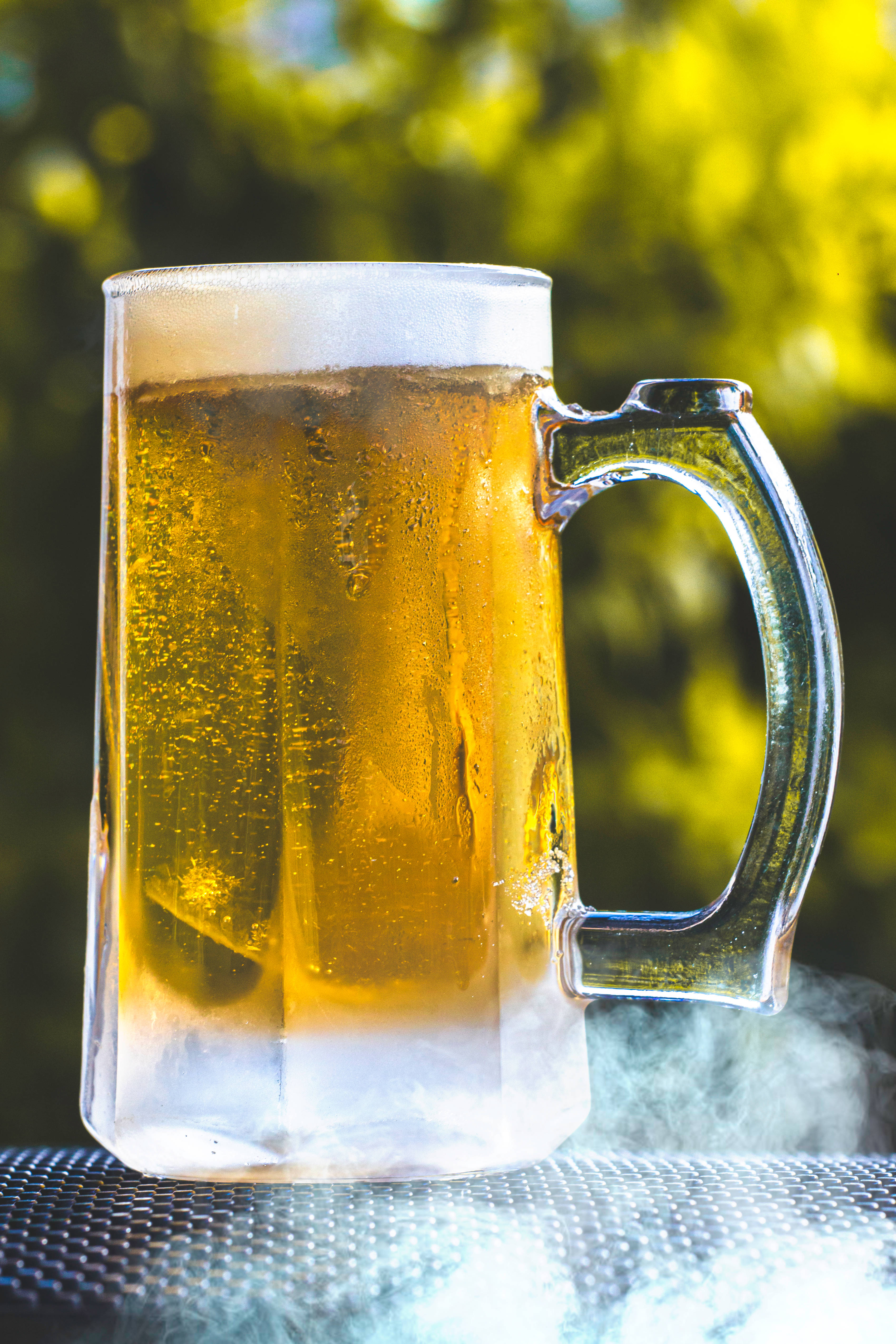 Disfruta el Sabor de una Cerveza Fría Fondos de pantalla
