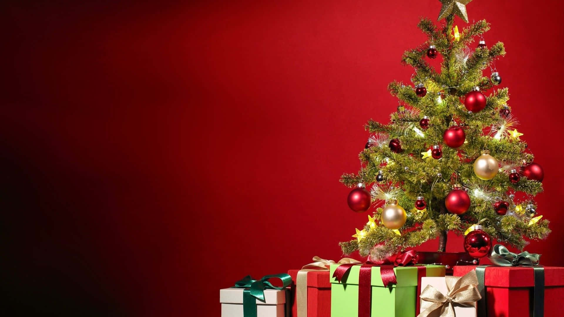 Disfruta la alegría de las fiestas con este festivo árbol de Navidad adornado con estrellas y coloridos adornos Fondos de pantalla