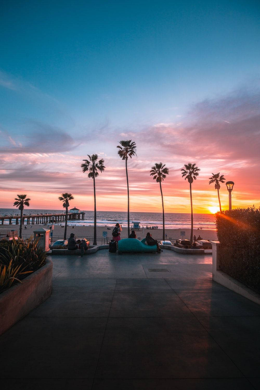 Disfruta la belleza de un atardecer en la playa en este tranquilo fondo de pantalla Fondos de pantalla