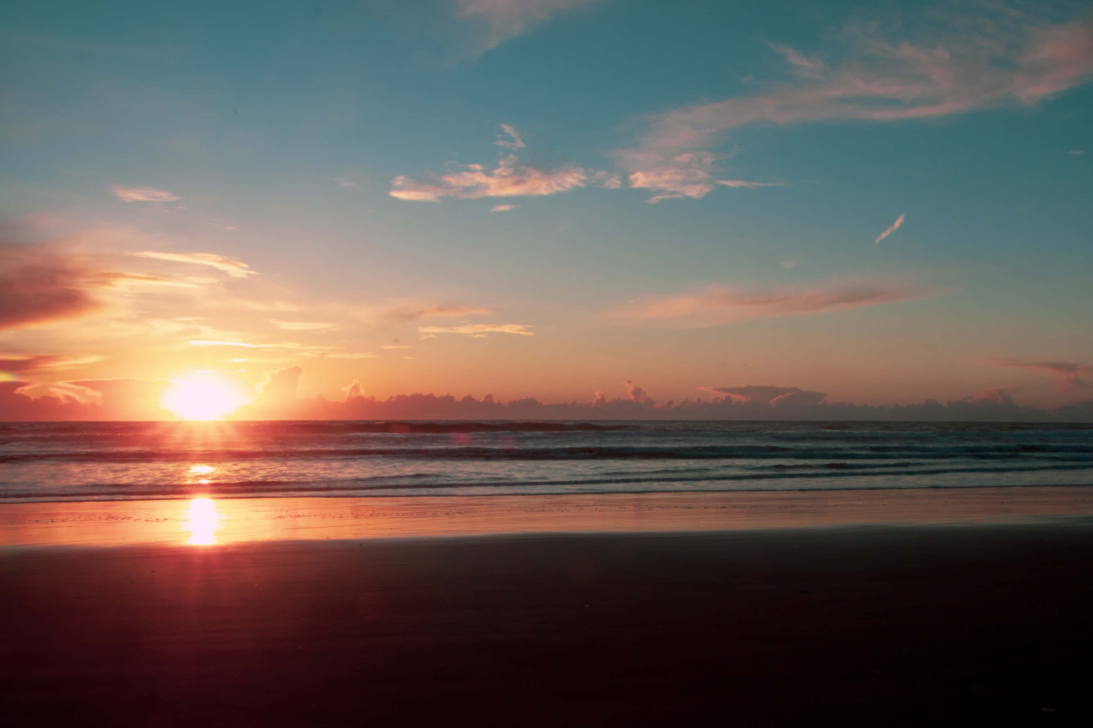 Disfruta la belleza calmante de un hermoso atardecer. Fondos de pantalla