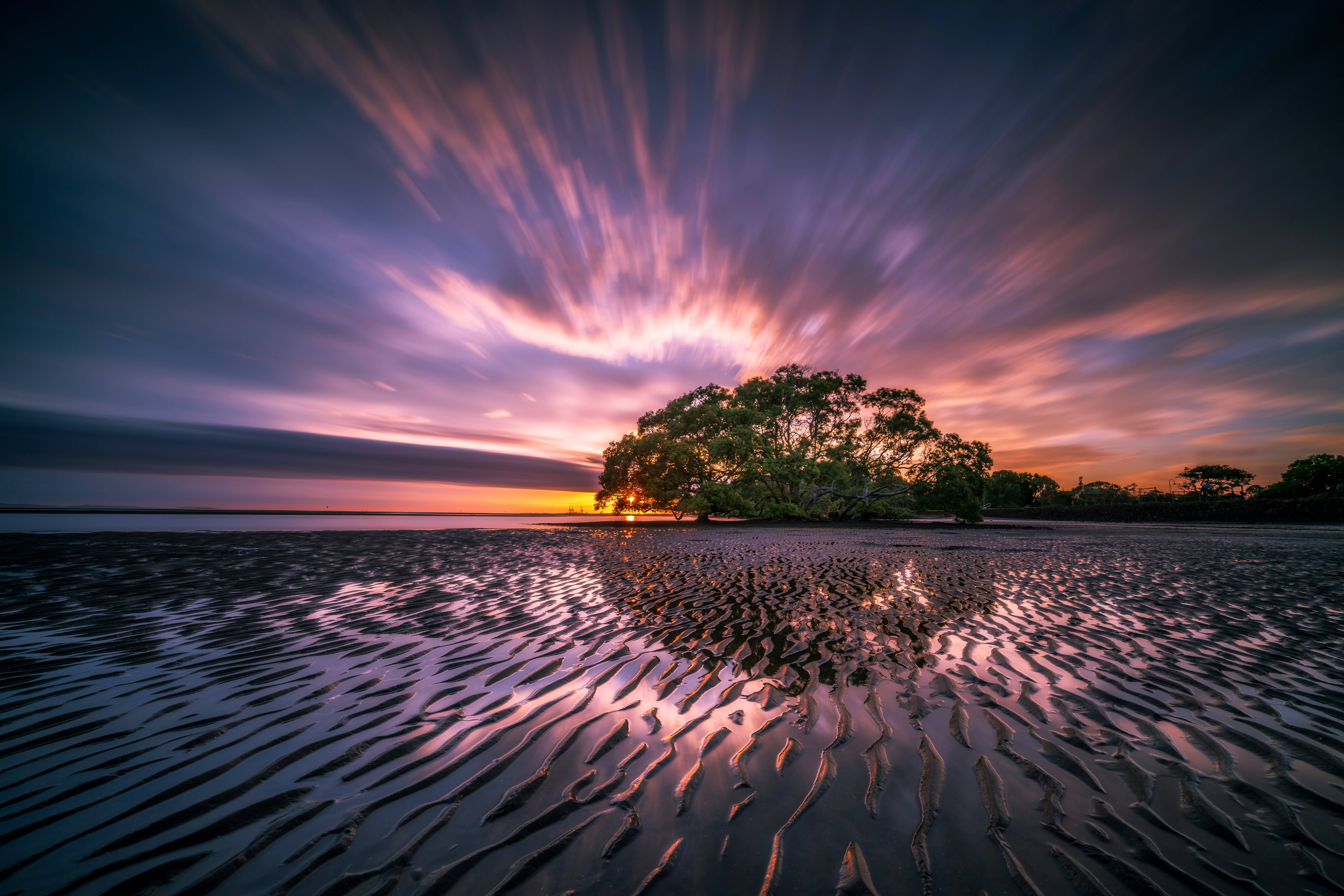 Disfruta la belleza pacífica de un amanecer púrpura en la orilla del mar. Fondos de pantalla