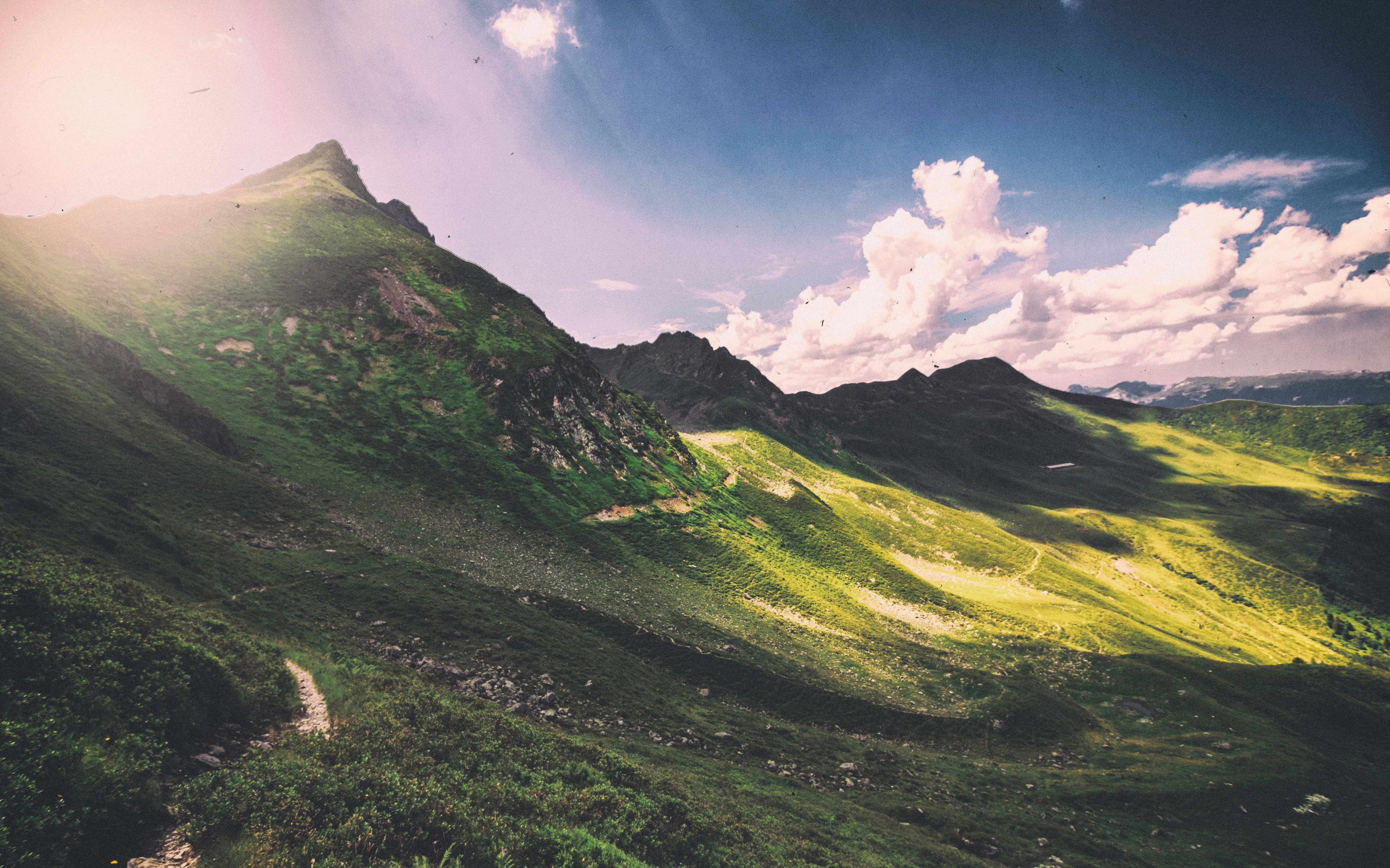 Disfruta la belleza de la naturaleza en esta majestuosa montaña verde Fondos de pantalla