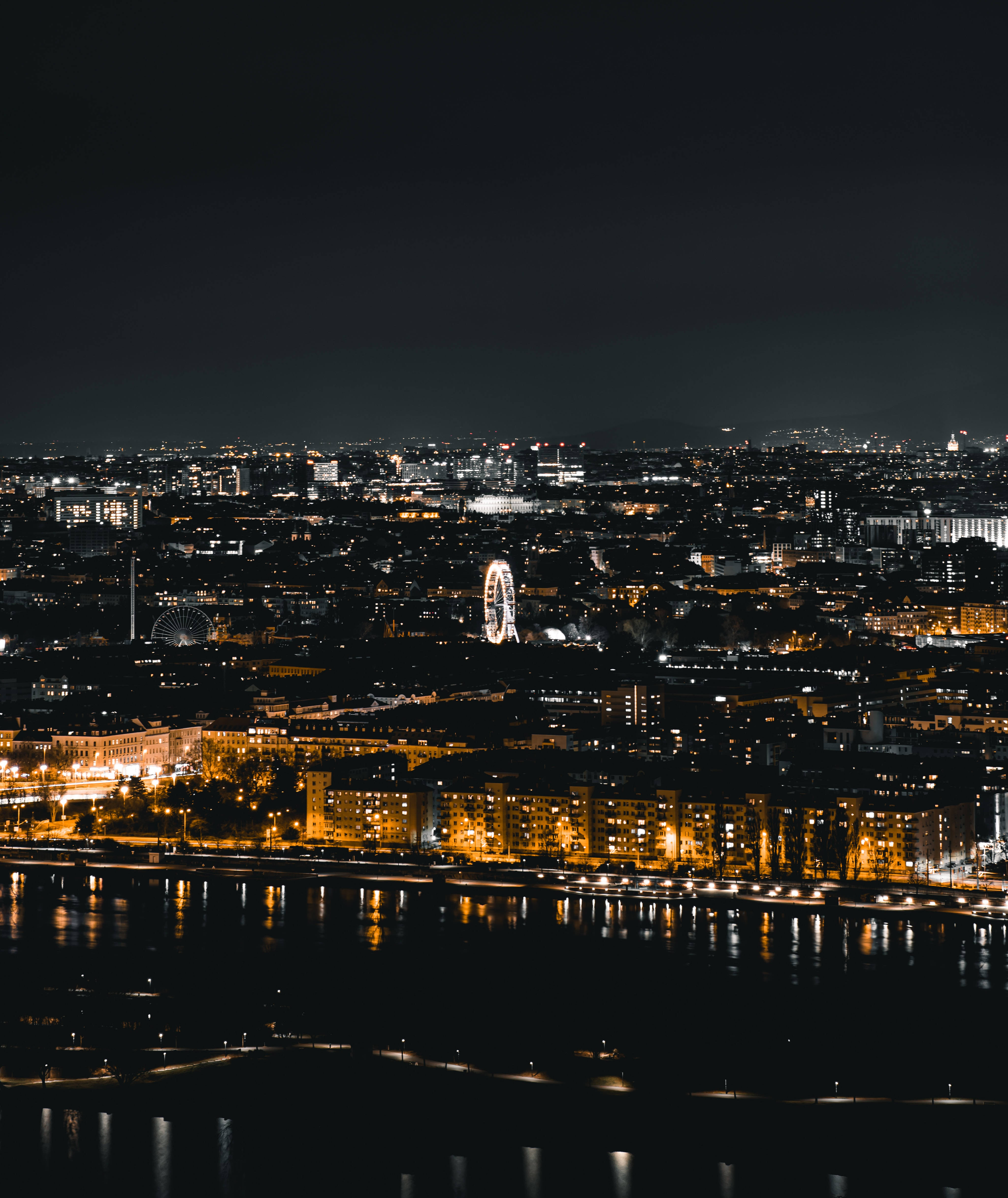 Disfruta la belleza de las brillantes luces de la ciudad por la noche Fondos de pantalla