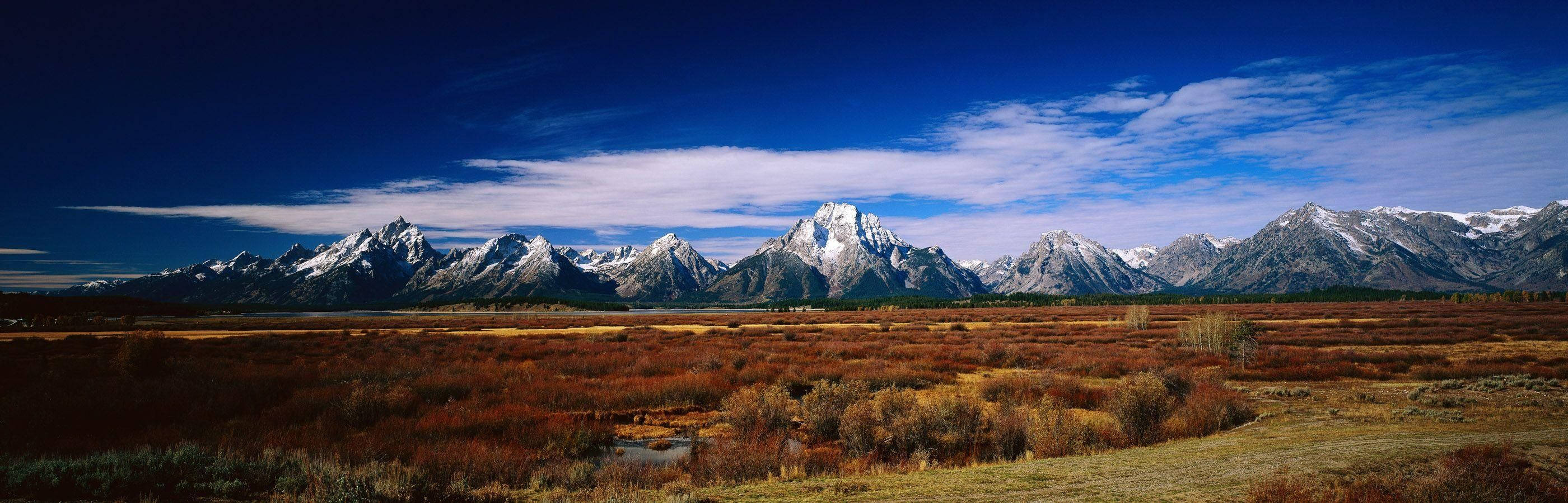 Disfruta la belleza del paisaje otoñal en la comodidad de una configuración de doble monitor. Fondos de pantalla