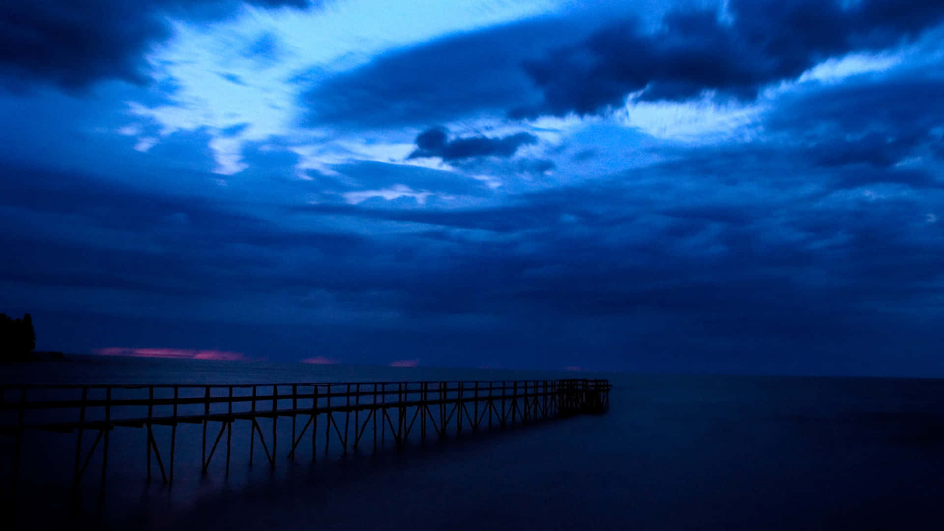 Disfruta la belleza y los detalles del azul oscuro estético Fondos de pantalla