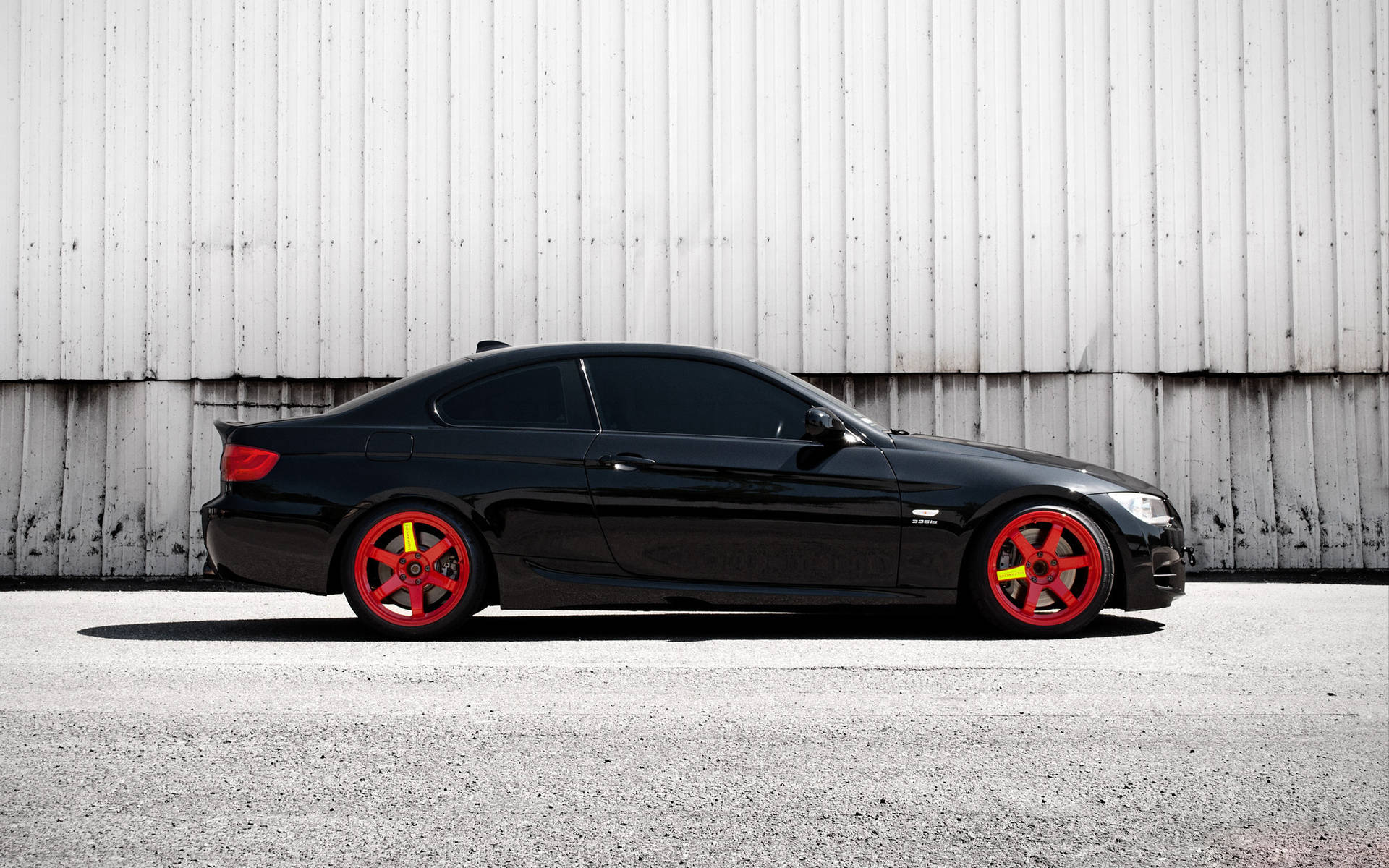 Fondo de pantalla de vista lateral del BMW E92 335i negro con llantas rojas
