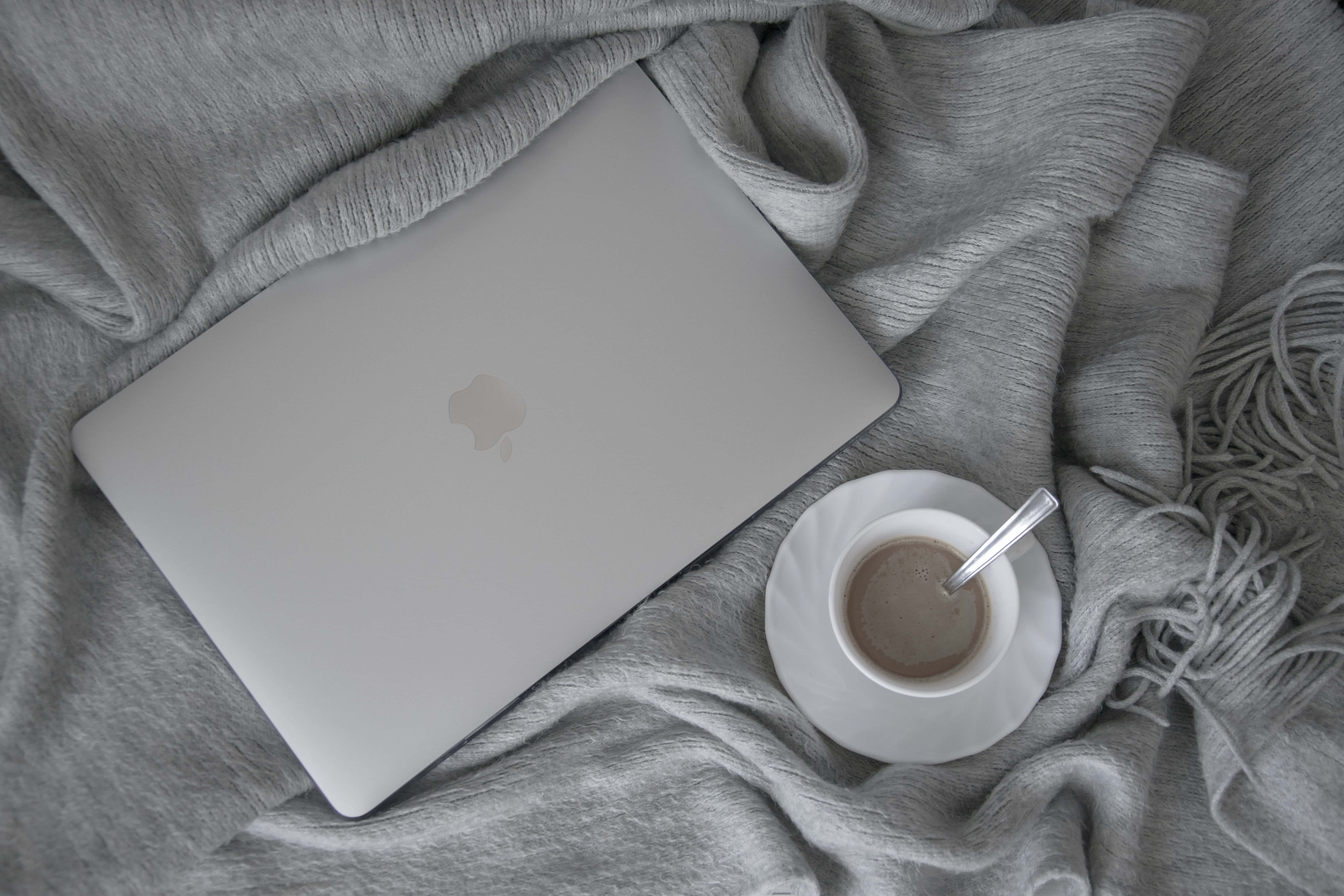 Disfruta la hermosa vista de un Macbook estético Fondos de pantalla