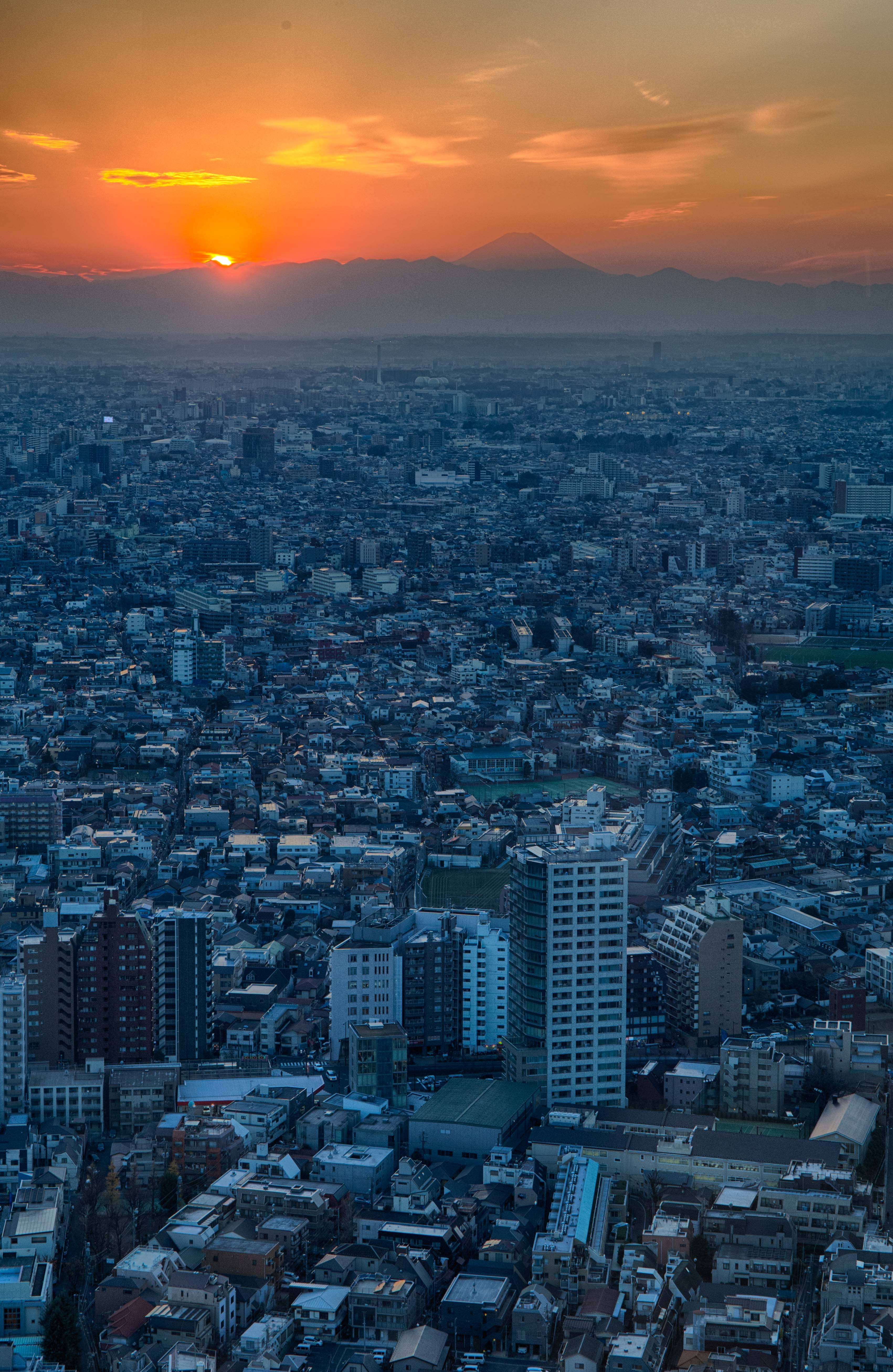 Disfruta la hermosa vista del horizonte de Tokio al magnífico atardecer púrpura Fondos de pantalla