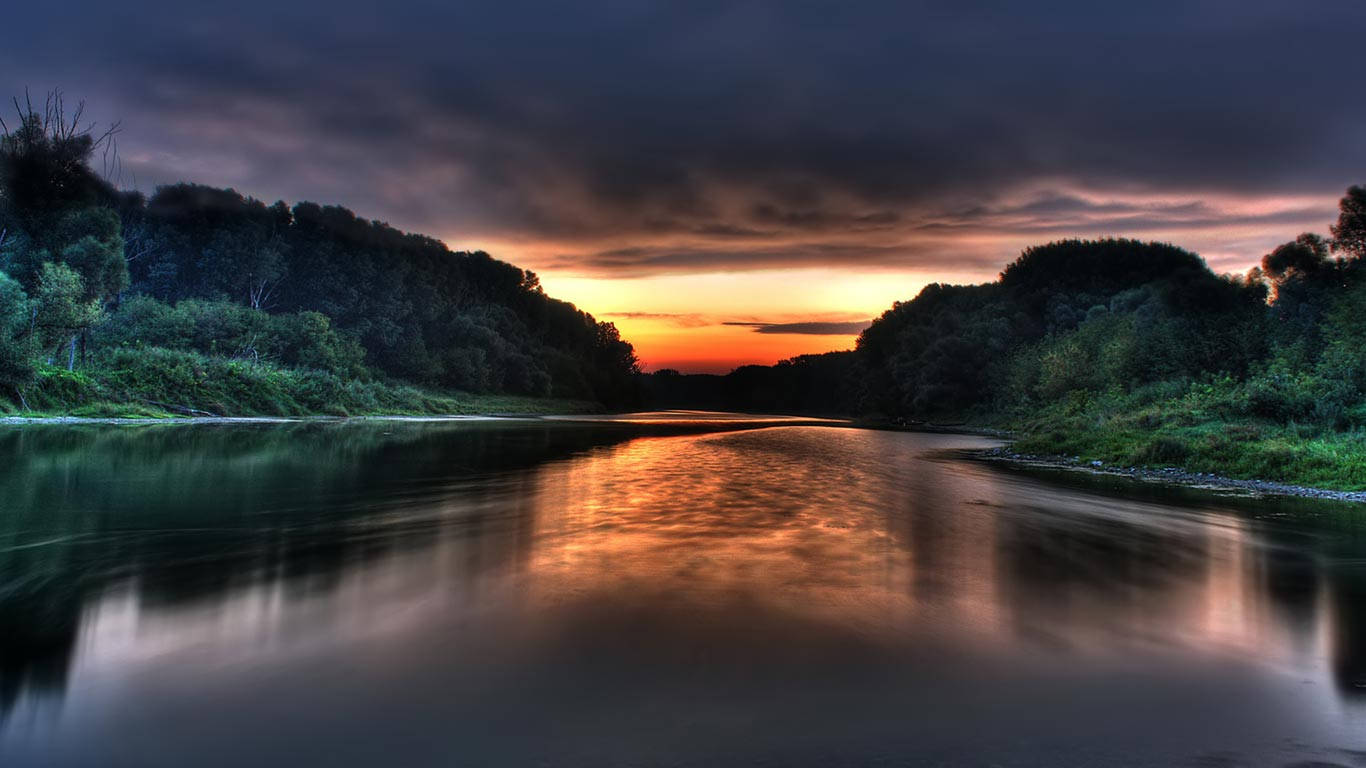 Disfruta la Serenidad Tranquila Junto a un Río en la Selva al Atardecer Fondos de pantalla