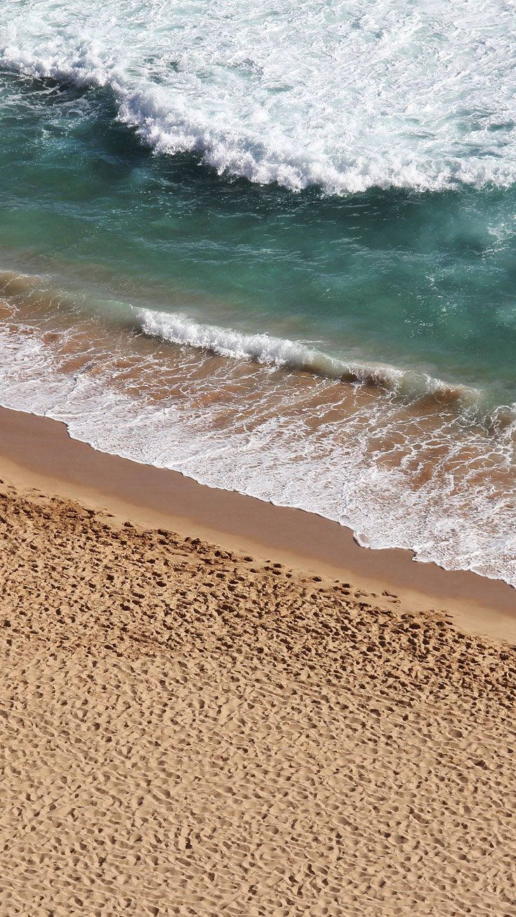 Olas del océano rompiendo en la playa fondo de pantalla iPhone