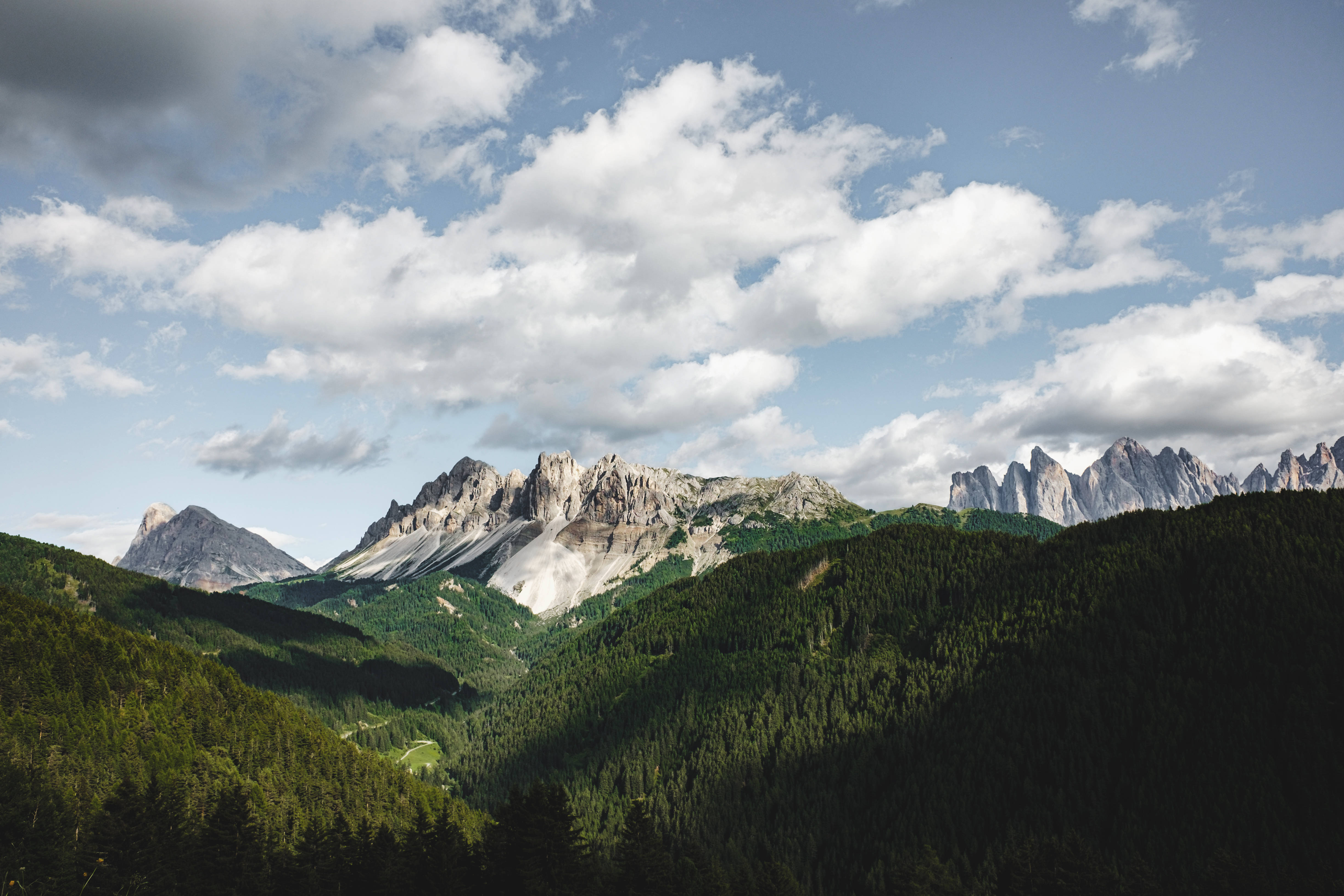 Disfruta las vistas desde la encantadora Montaña Alpina en verano Fondos de pantalla