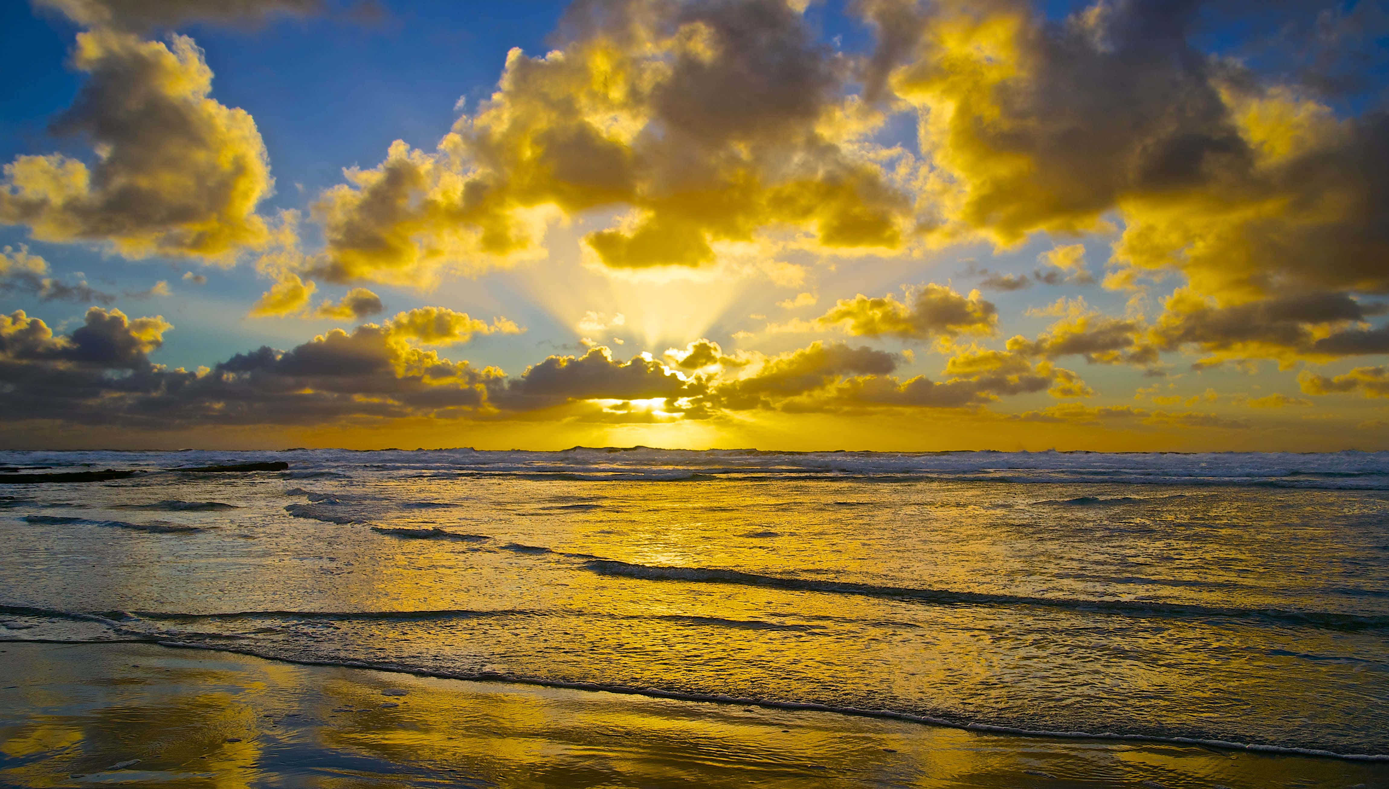 "Disfruta los Últimos Rayos de Sol en la Puesta de Sol en la Playa" Fondos de pantalla
