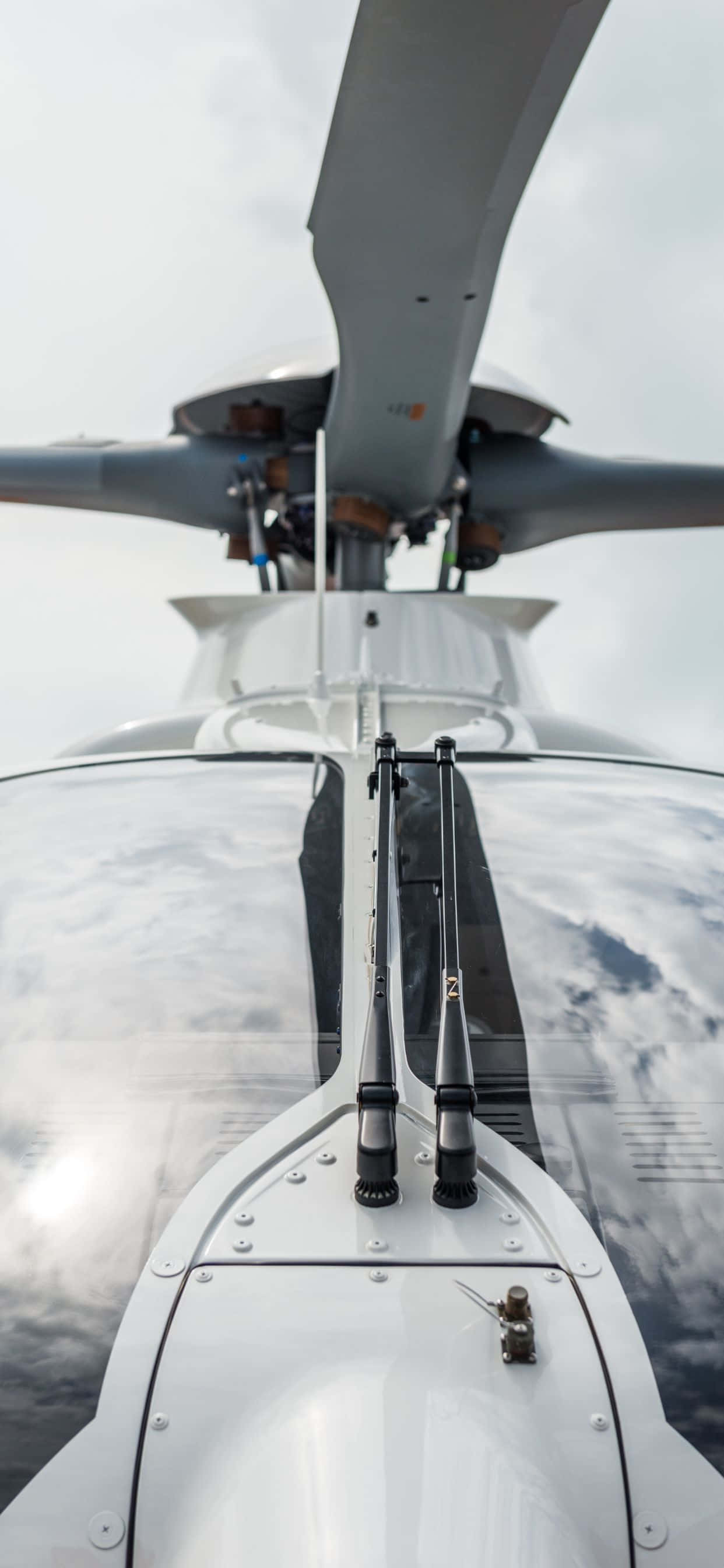 Disfruta una perspectiva única del cielo con los Helicópteros del iPhone Xs Max Fondos de pantalla