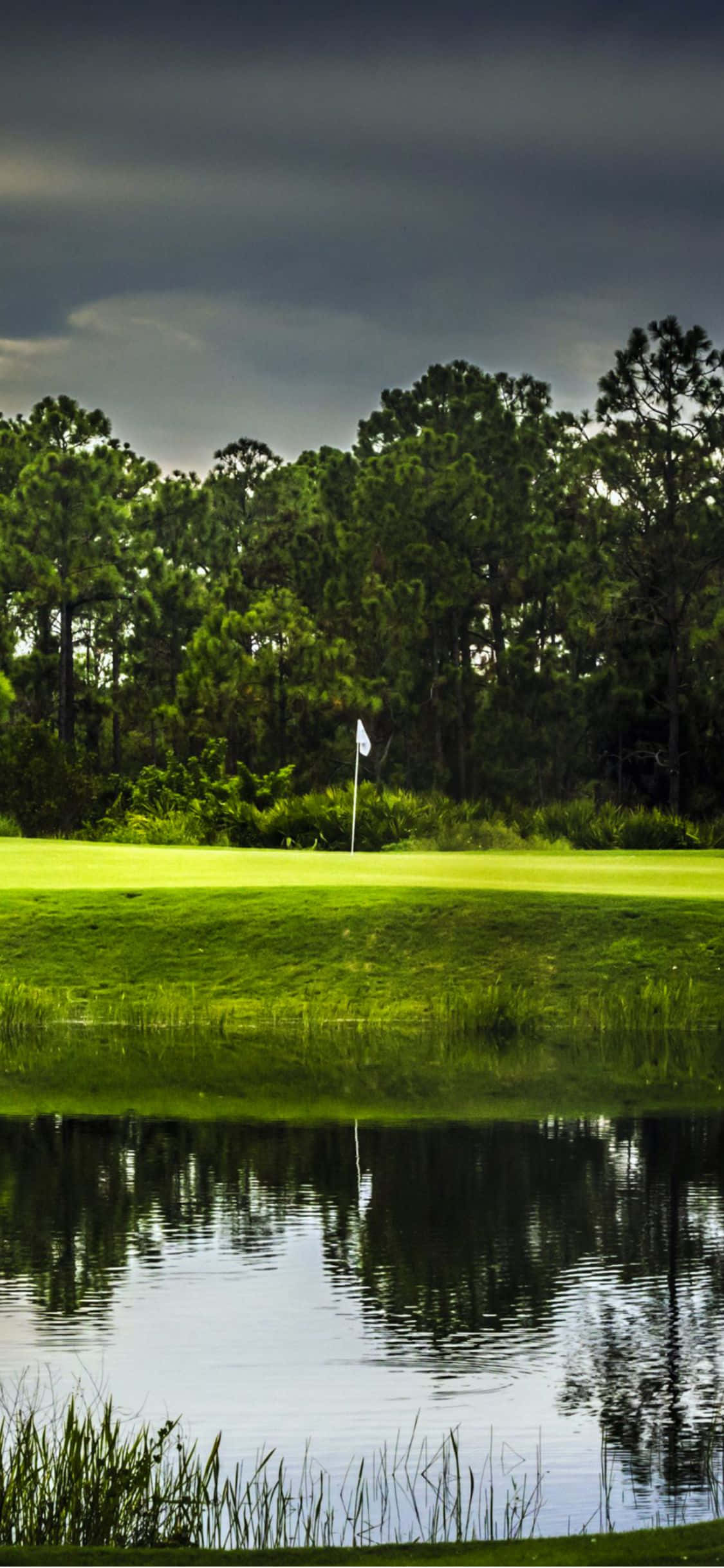 Disfruta una ronda de golf frente a un hermoso paisaje Fondos de pantalla