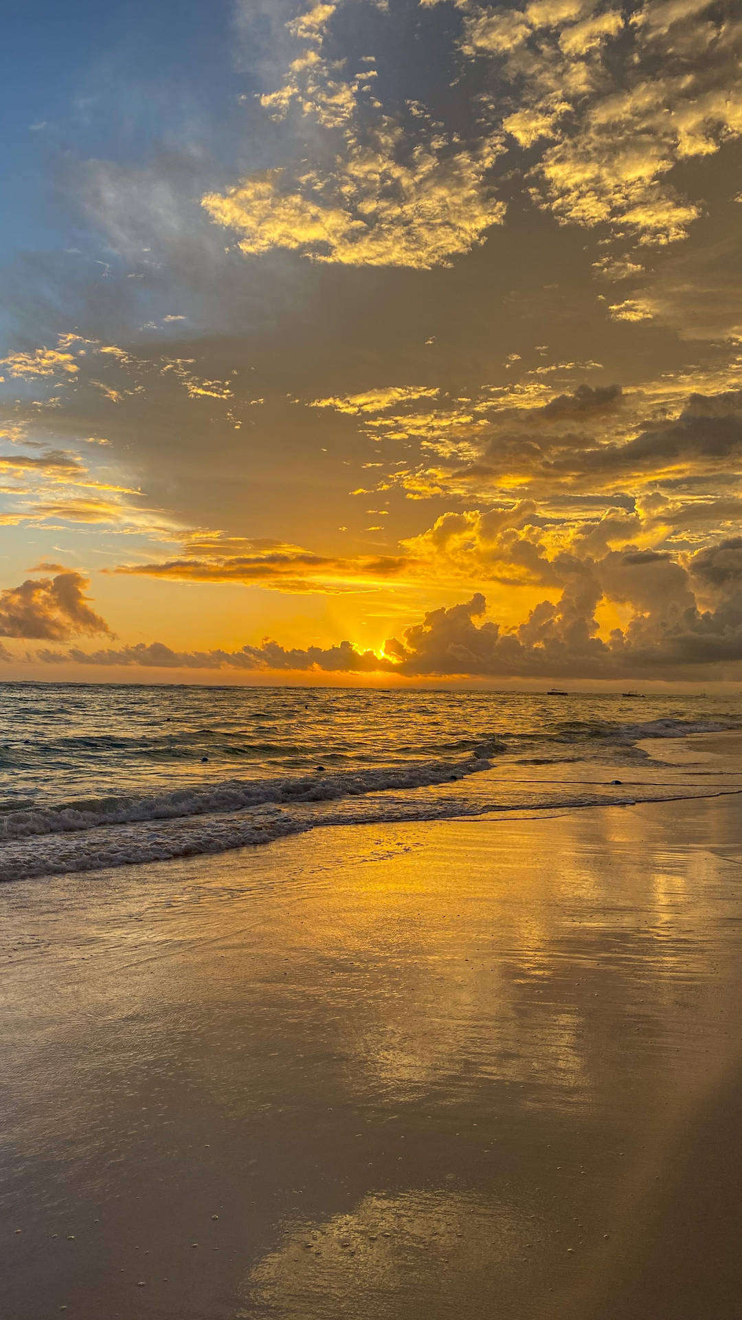 Fondo de pantalla de playa con atardecer amarillo.