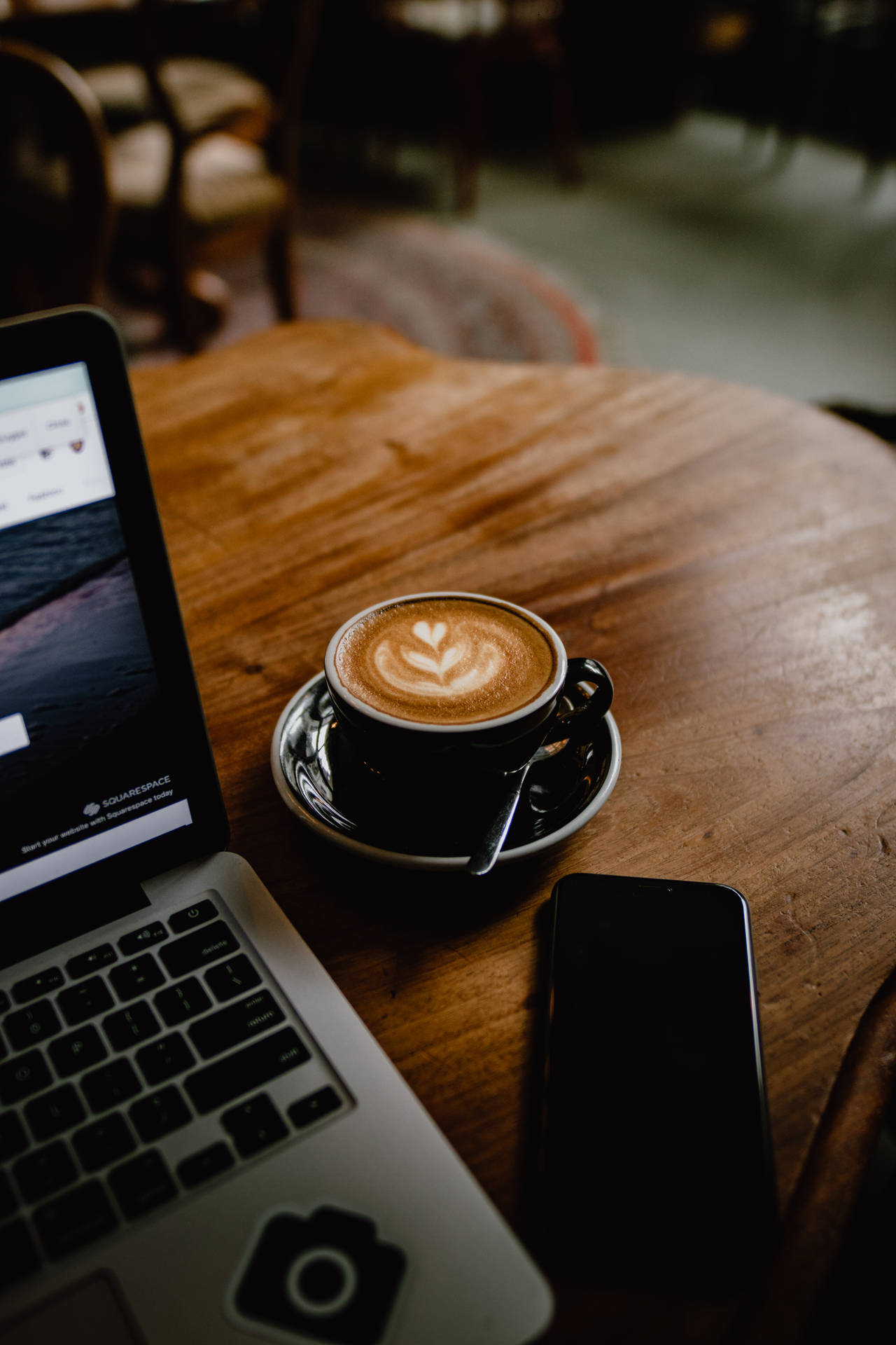 Fondo de pantalla 4K de arte latte estético.