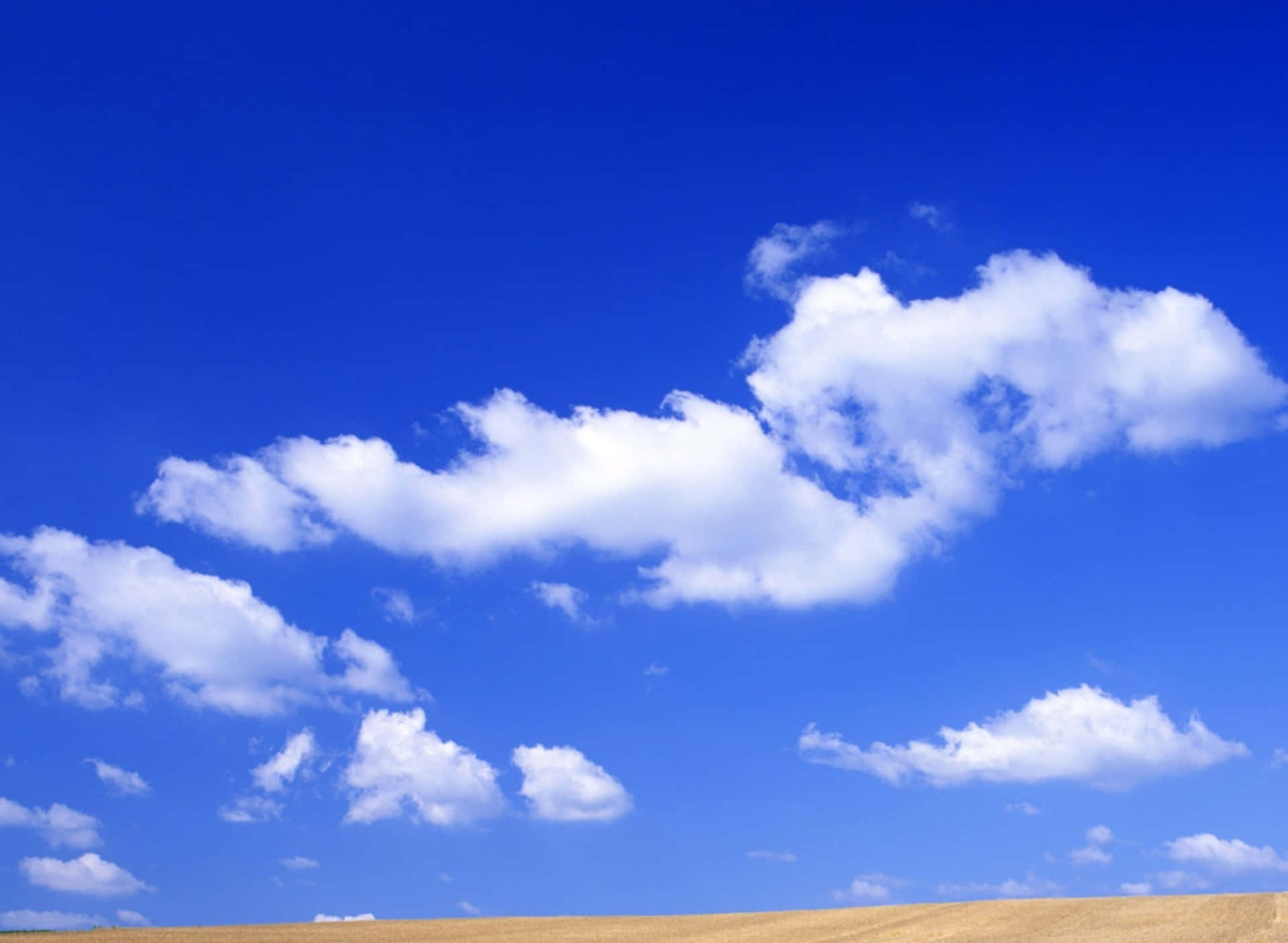 Disfrutando la belleza de un cielo azul Fondos de pantalla