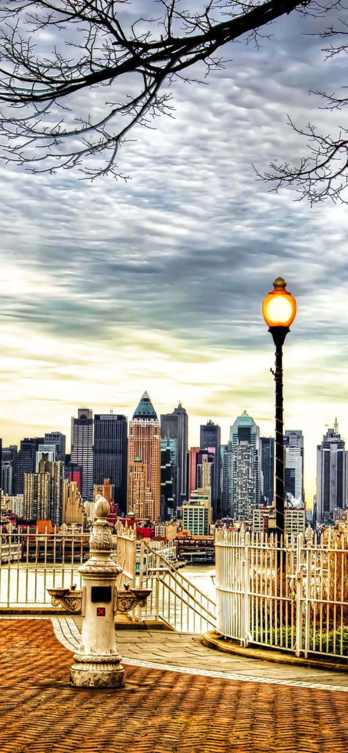Disfrutando la vida urbana en Nueva York con un iPhone X Fondos de pantalla