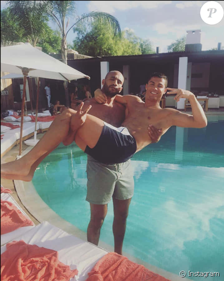 Diversión de Cristiano Ronaldo junto a la piscina Fondos de pantalla