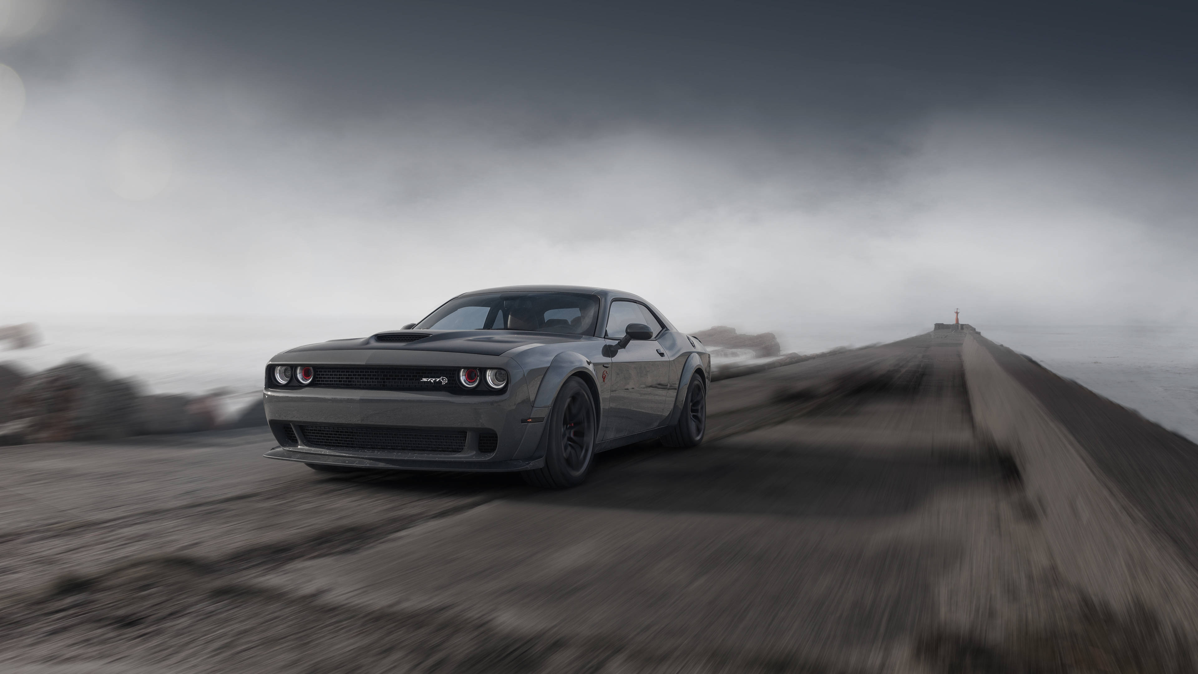 Dodge Challenger Demon gris 4K en una carretera con humo Fondos de pantalla
