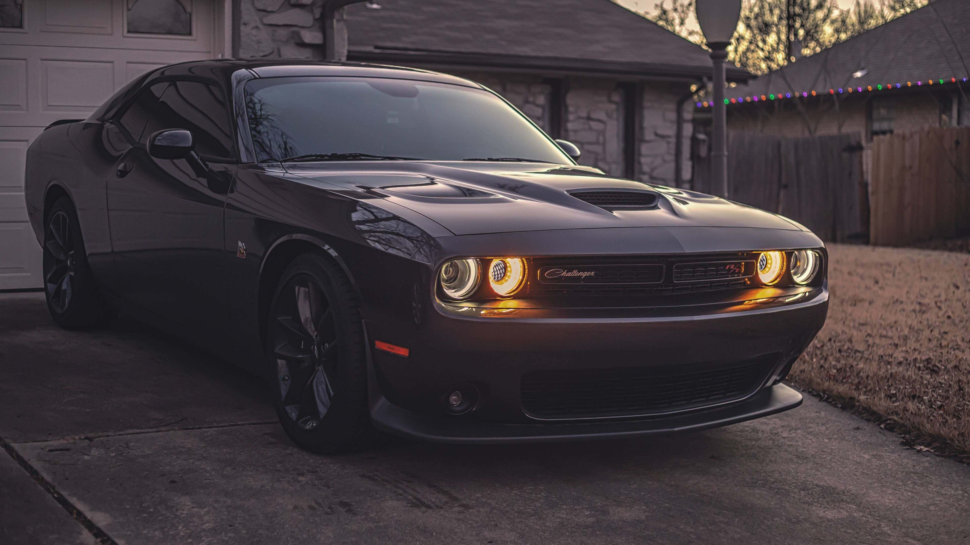 Dodge Challenger Demon negro 4K frente a un garaje Fondos de pantalla