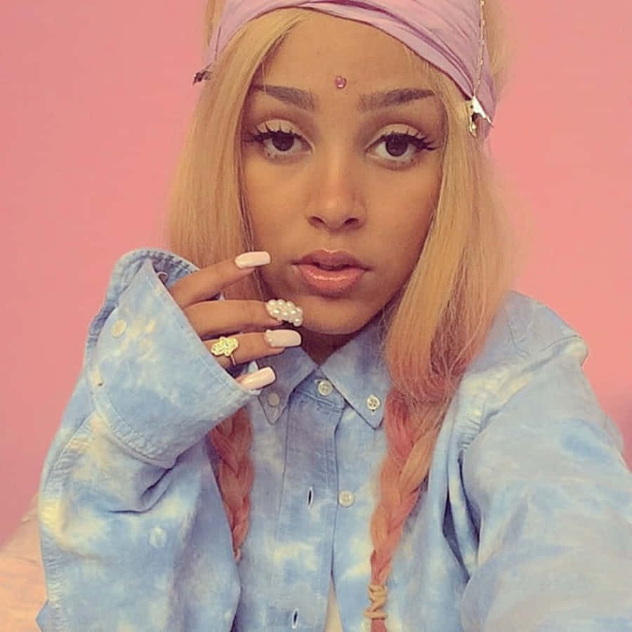 Doja Cat luciendo sus características trenzas coloridas Fondos de pantalla