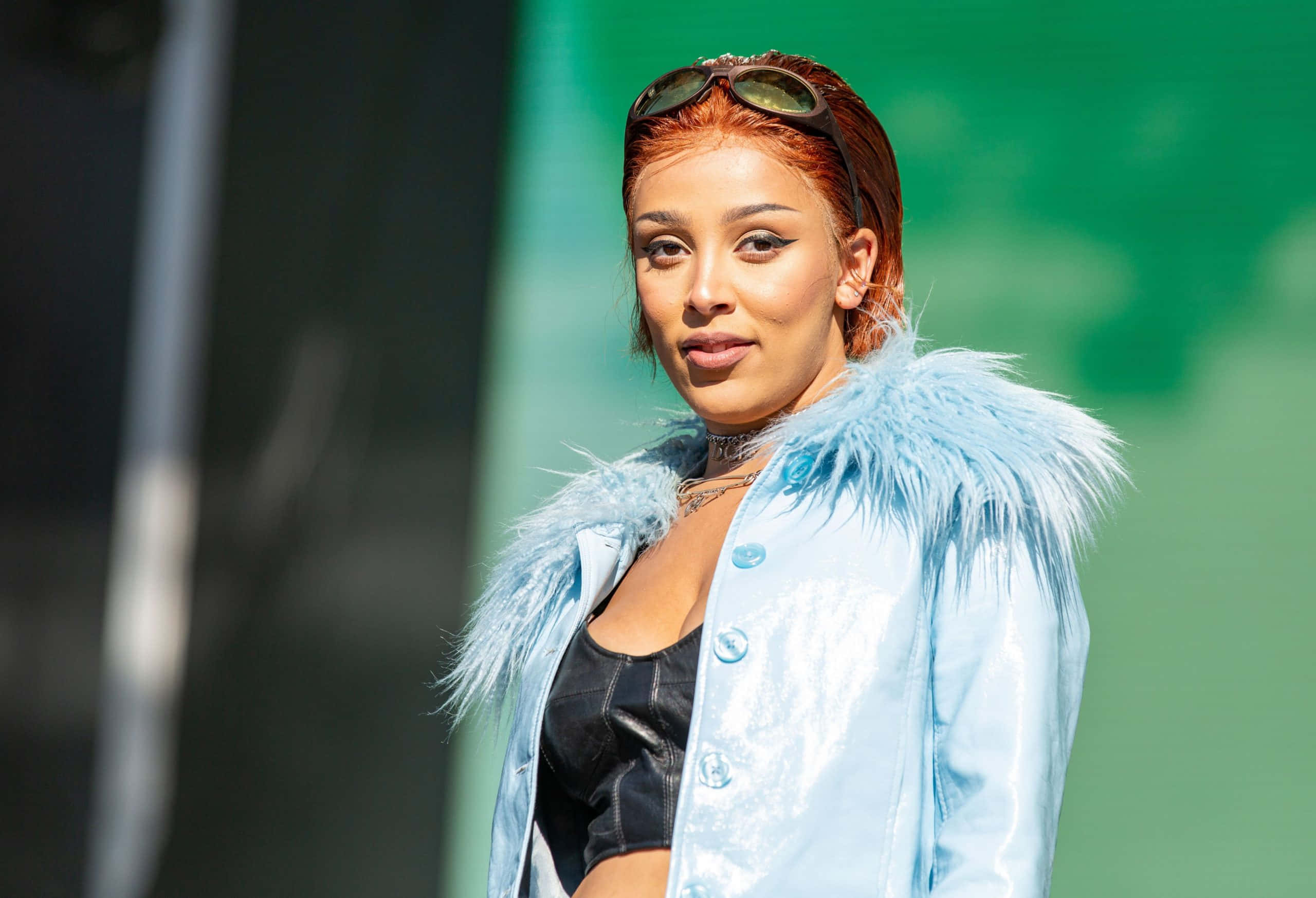 Doja Cat posando con un atuendo de cuero y látex Fondos de pantalla