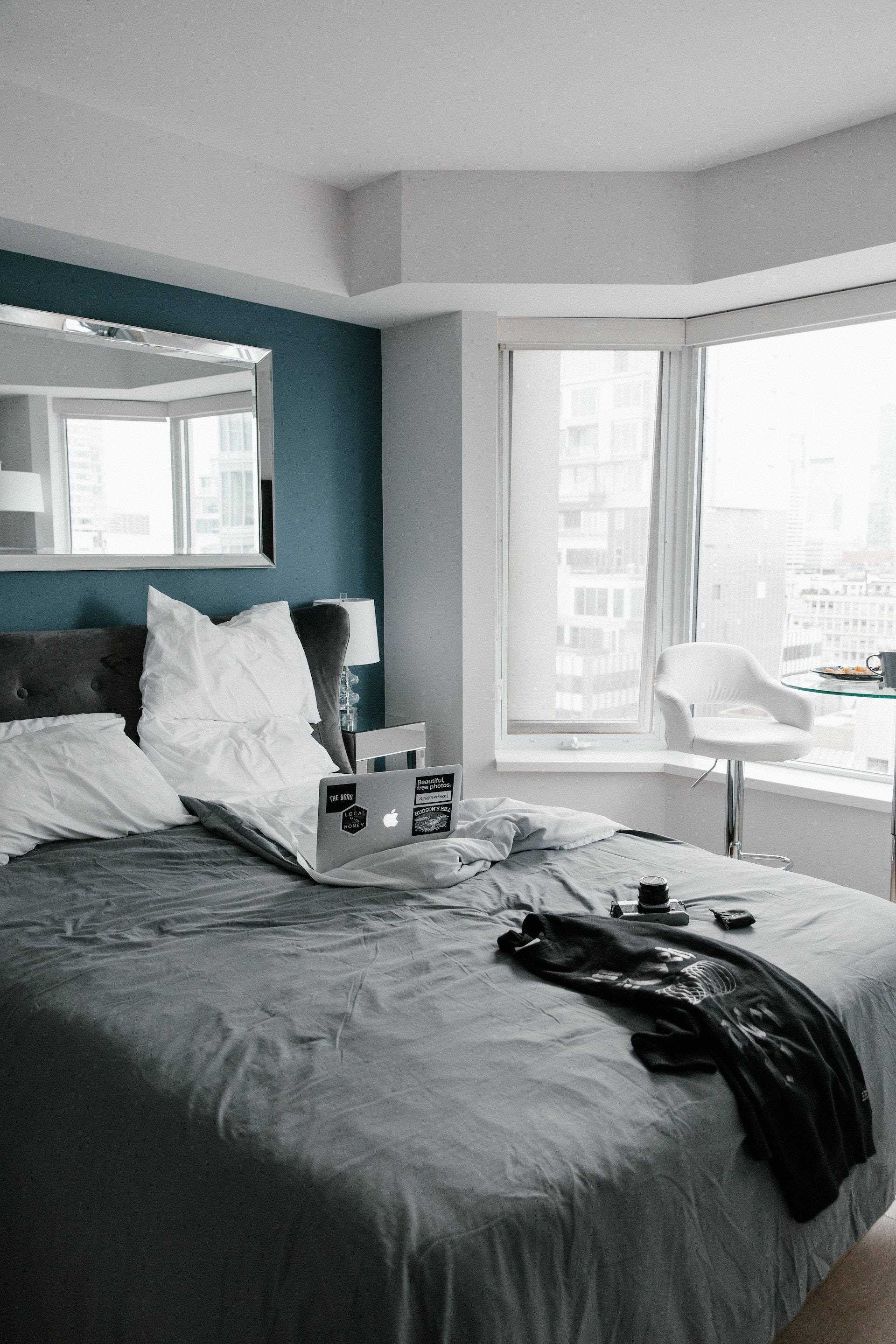 Dormitorio blanco estético con vista a la ciudad Fondos de pantalla