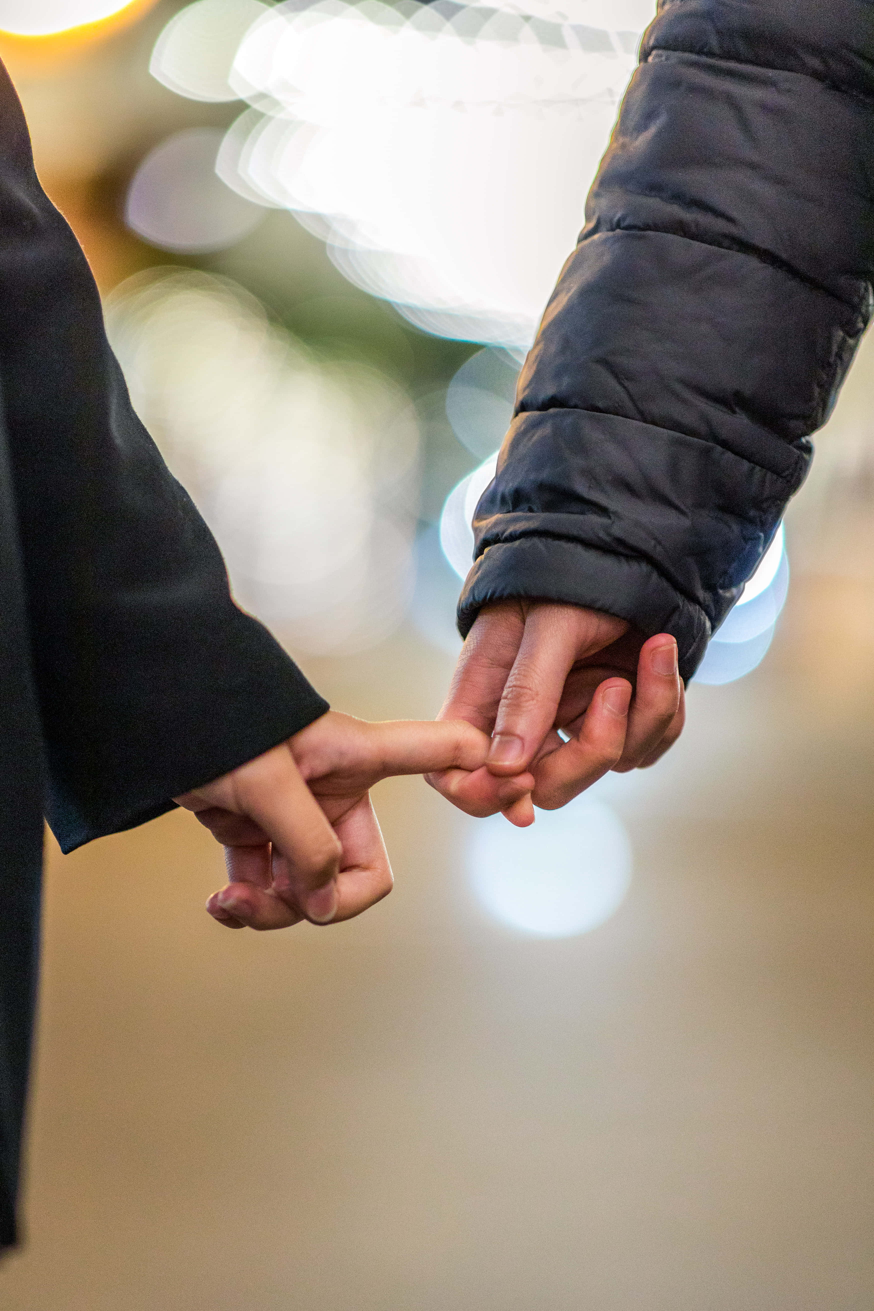Dos amigos tomados de la mano mostrando el poder de la amistad. Fondos de pantalla