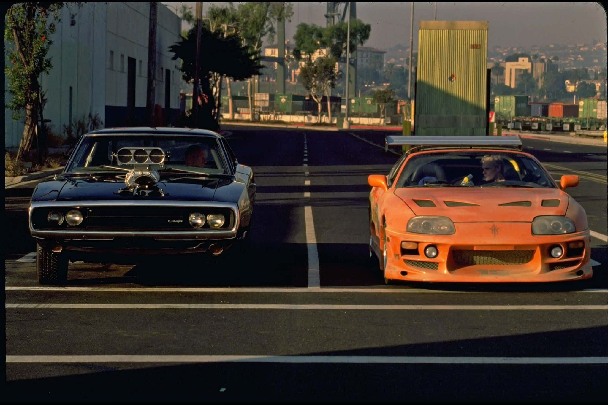 Dos autos compitiendo en Rápidos y Furiosos 1 Fondos de pantalla
