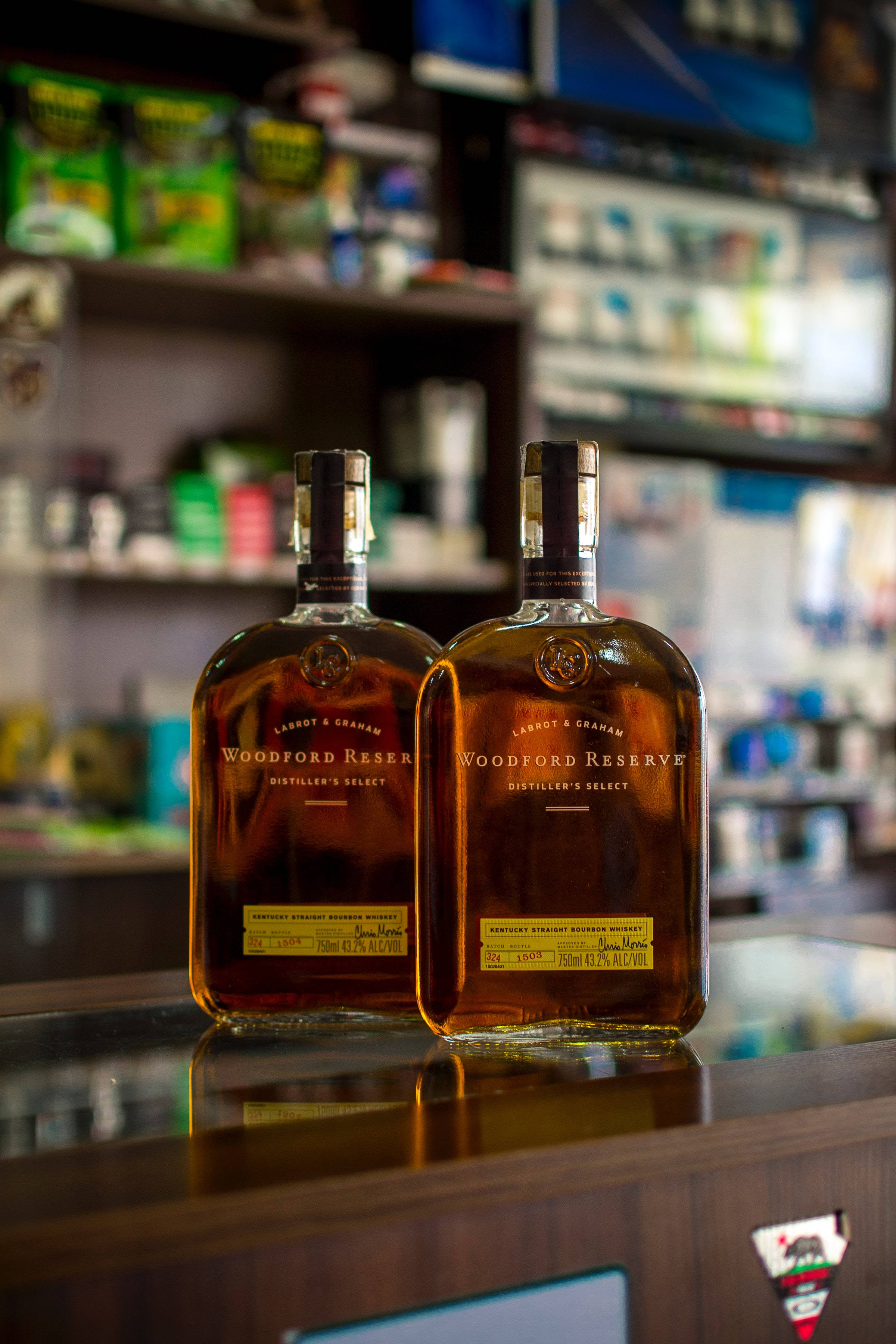 Dos Botellas de Whisky en la Barra Fondos de pantalla