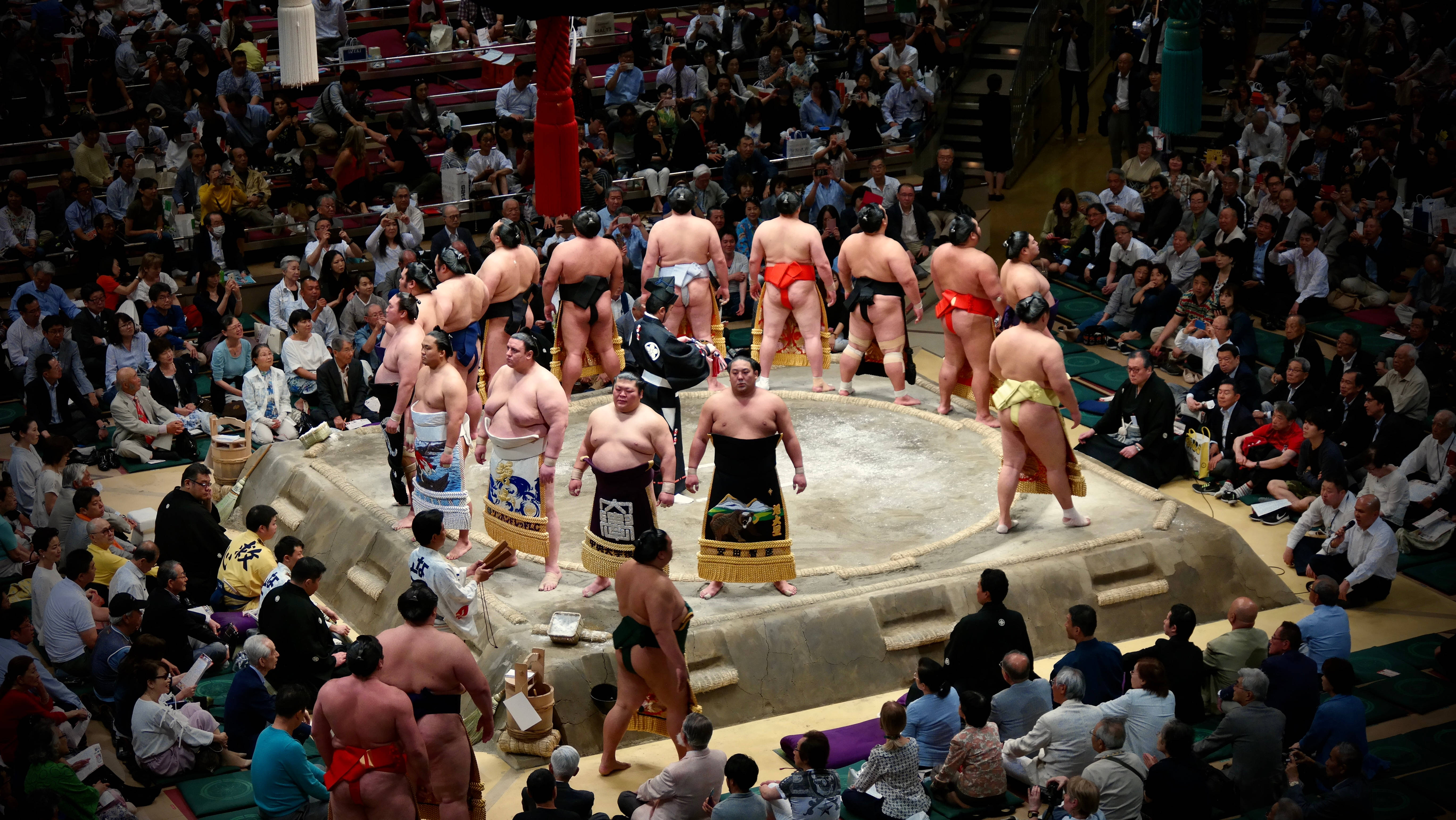 Dos Luchadores de Sumo Chocan en una Arena Tradicional Japonesa Fondos de pantalla