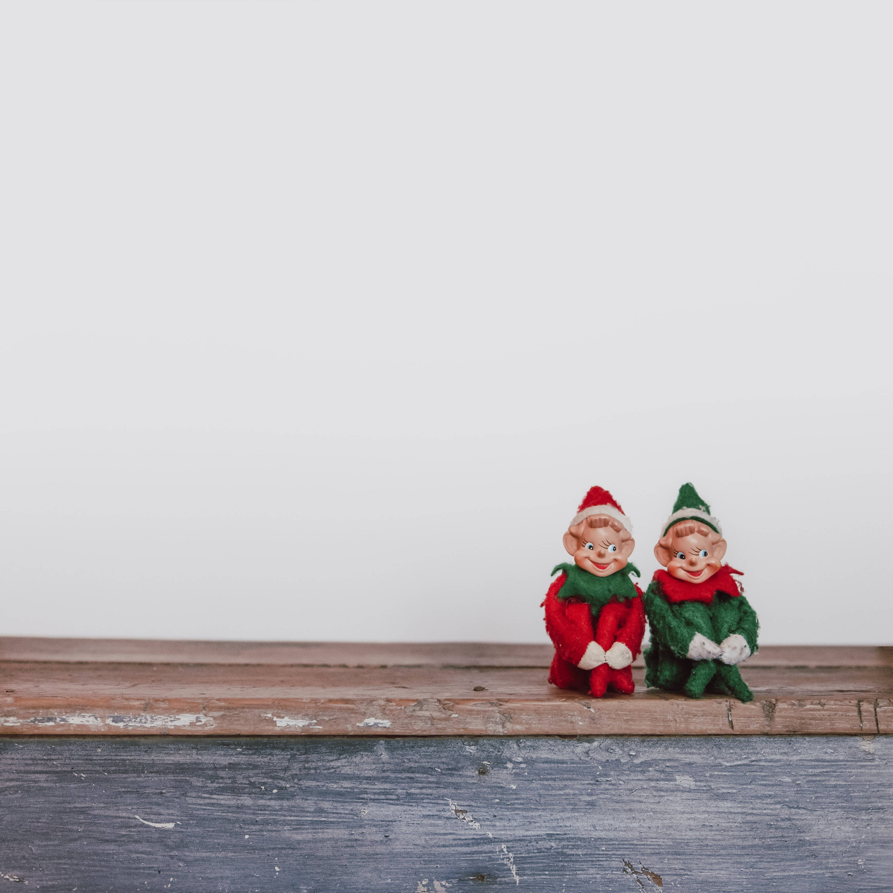 Duendes navideños australianos alegres celebrando la temporada festiva Fondos de pantalla