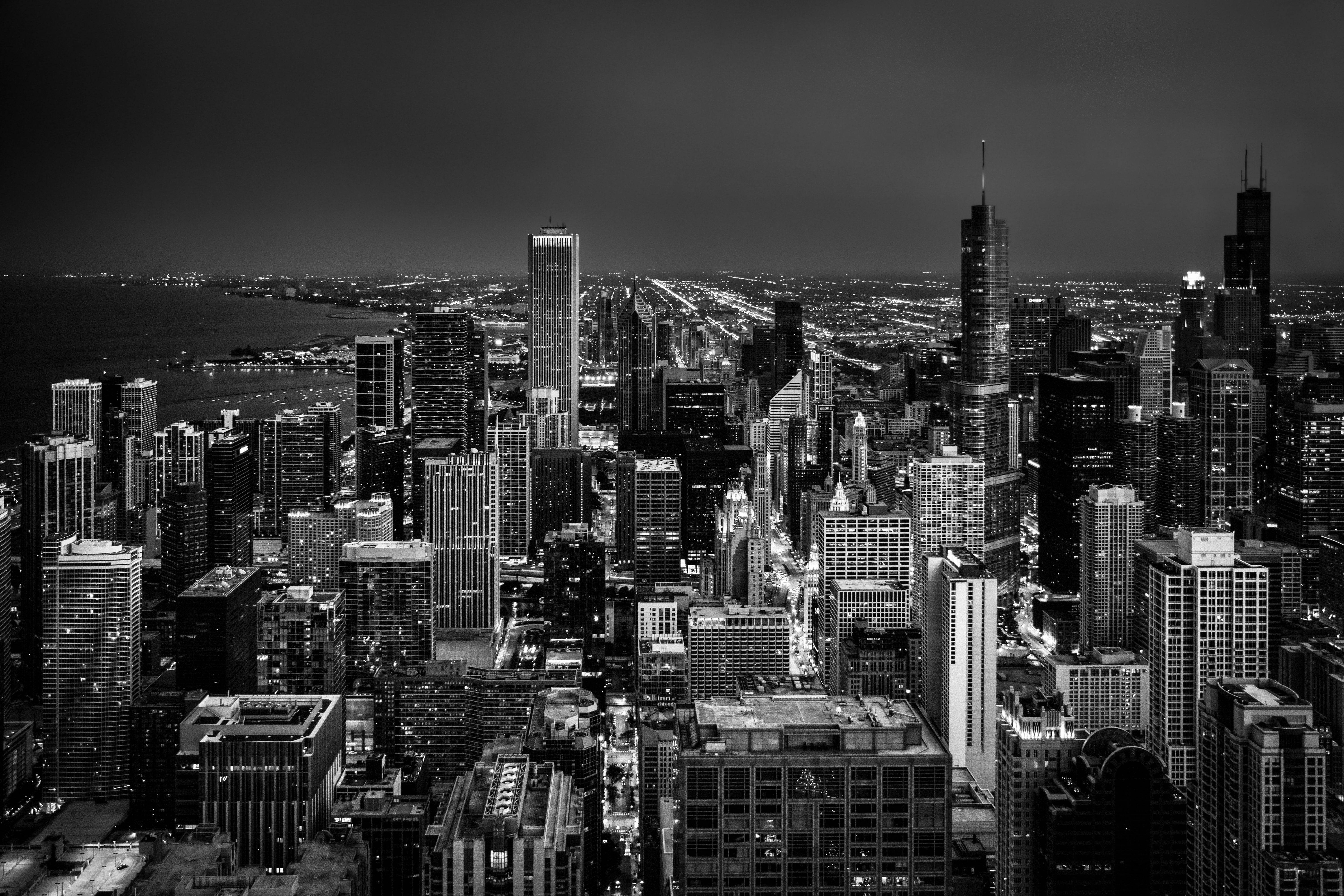 Edificio Alto en Escala de Grises Oscuro 4K Fondos de pantalla