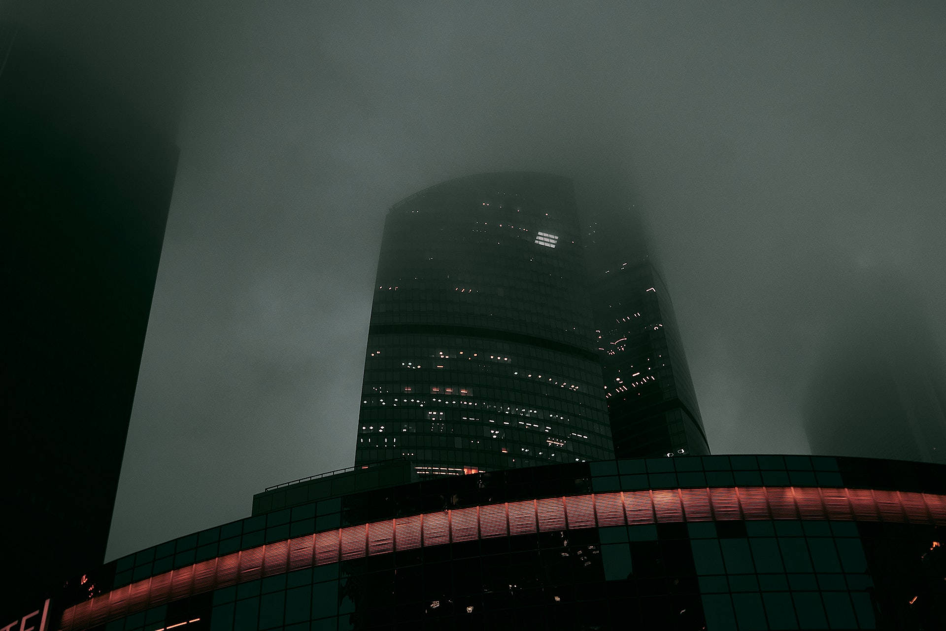 Edificio en ciudad oscura y brumosa 1920x1080 HD Fondos de pantalla