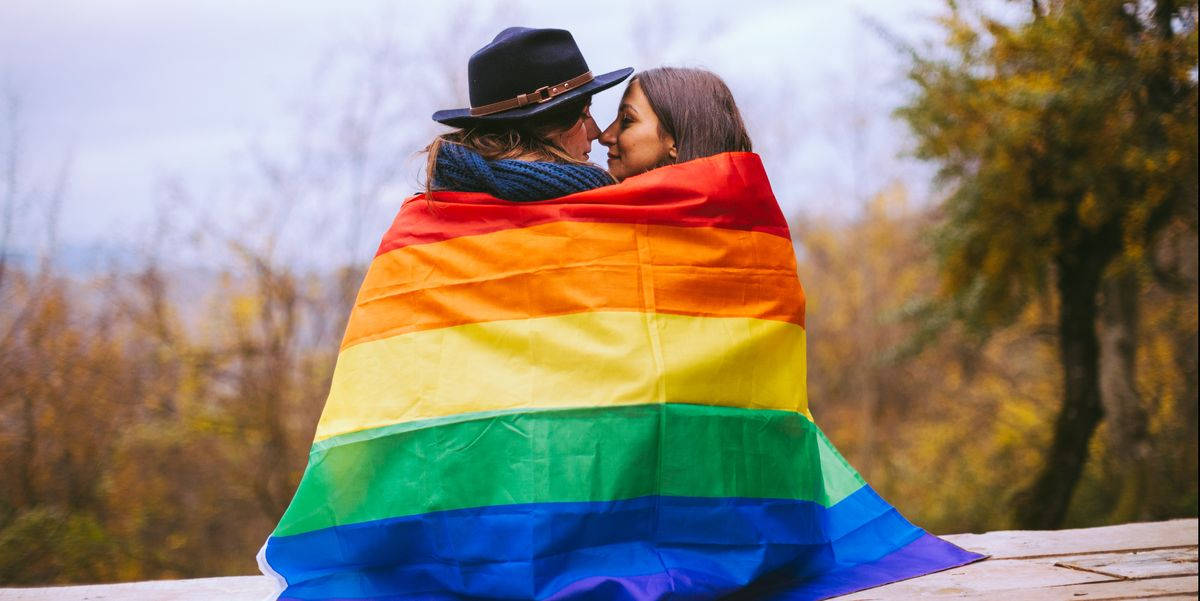 El amor es amor: pareja con bandera del orgullo Fondos de pantalla